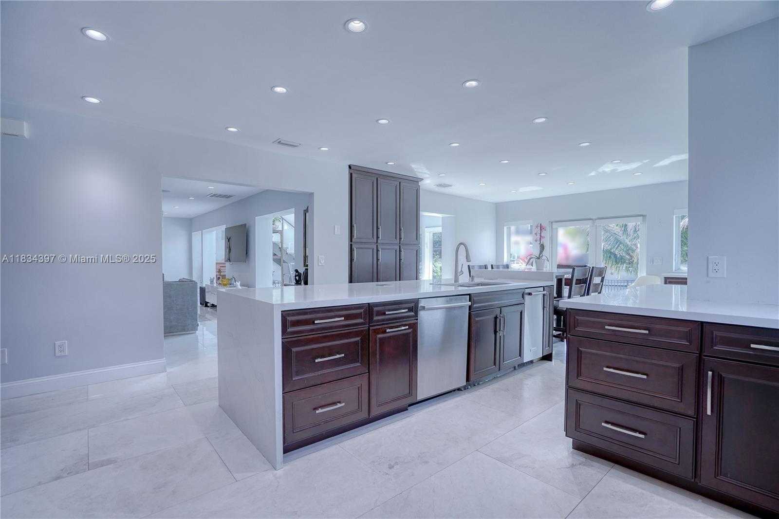 Small Image of 13300 BISCAYNE BAY TER, North Miami Number 17