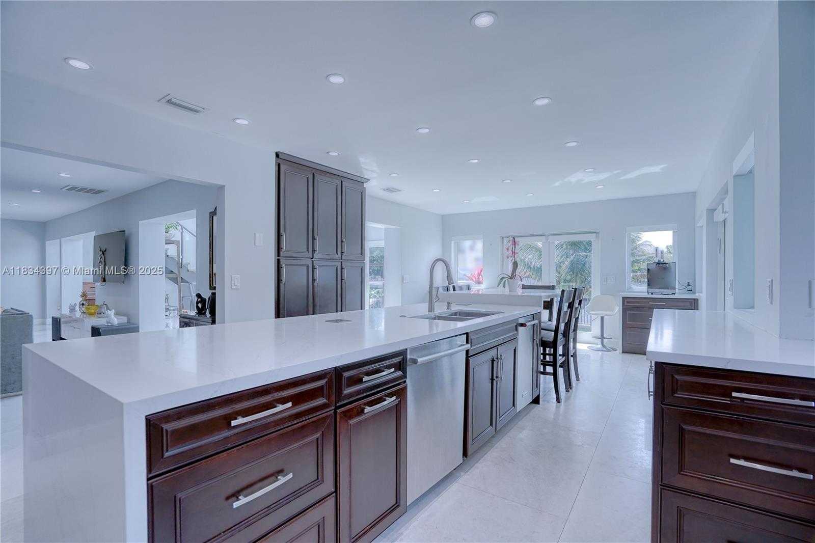 Small Image of 13300 BISCAYNE BAY TER, North Miami Number 19