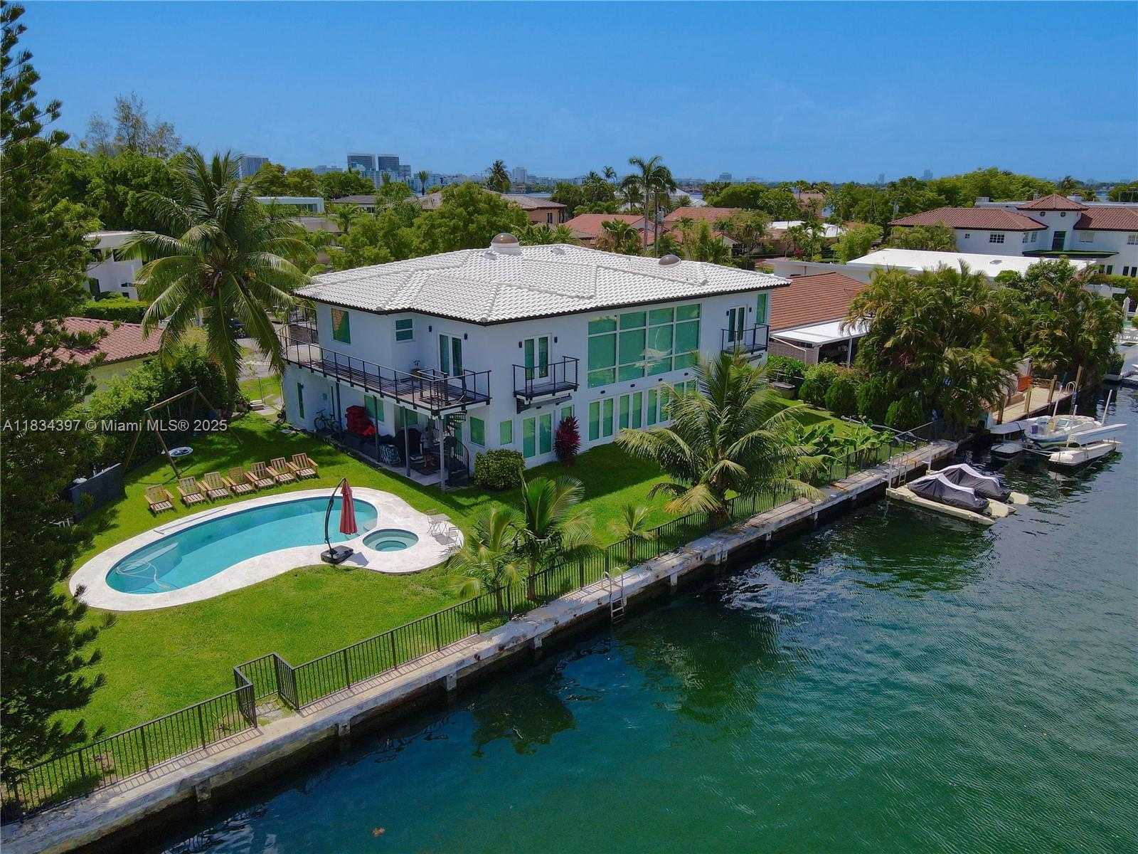 Small Image of 13300 BISCAYNE BAY TER, North Miami Number 2