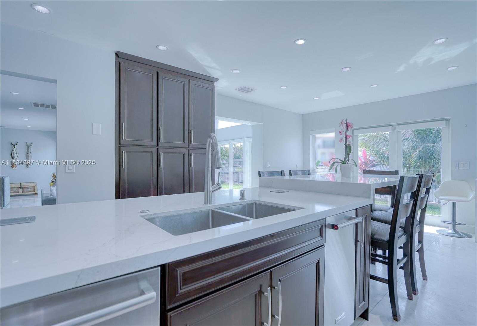 Small Image of 13300 BISCAYNE BAY TER, North Miami Number 20