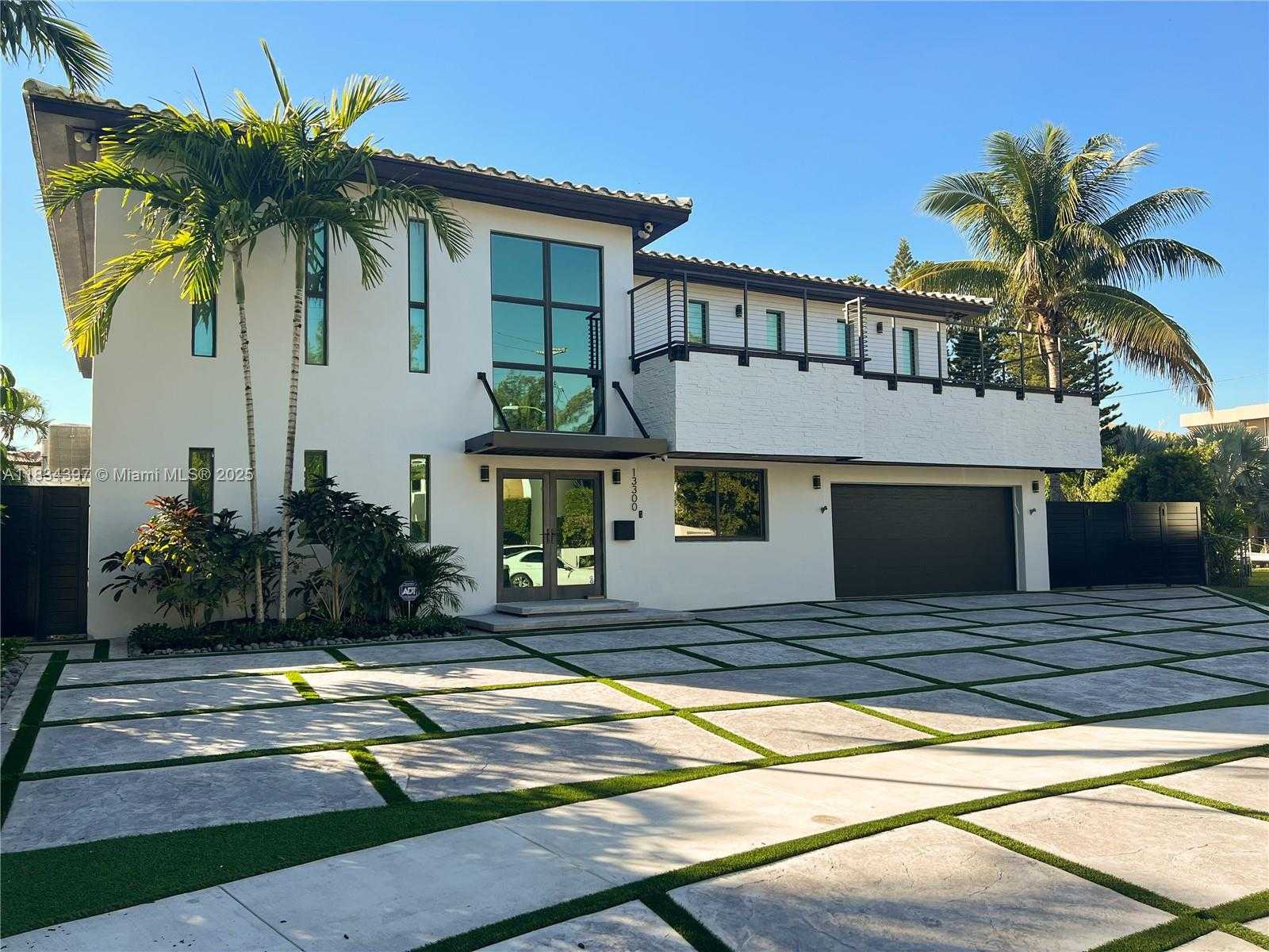 Small Image of 13300 BISCAYNE BAY TER, North Miami Number 3