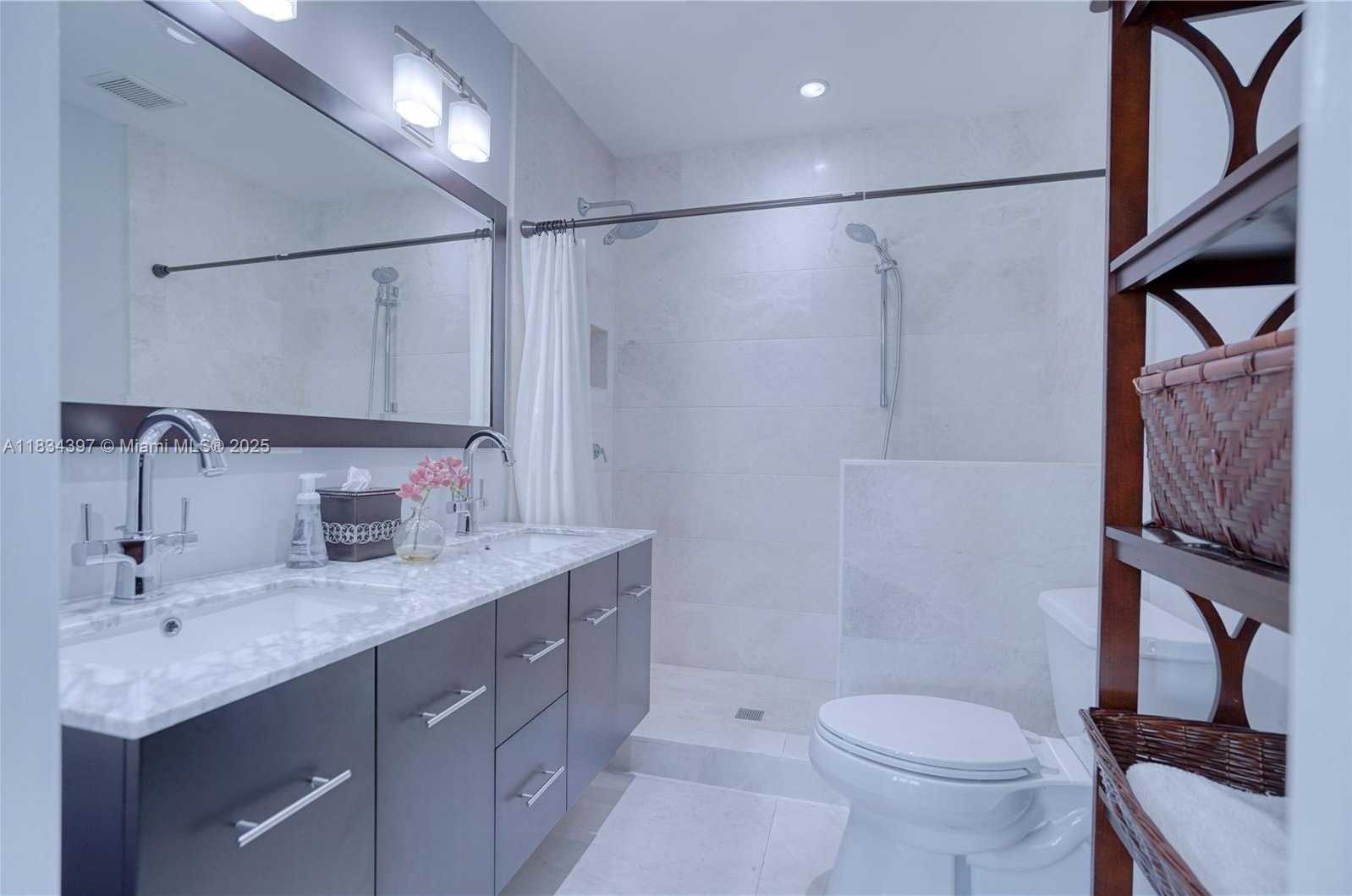 Small Image of 13300 BISCAYNE BAY TER, North Miami Number 35