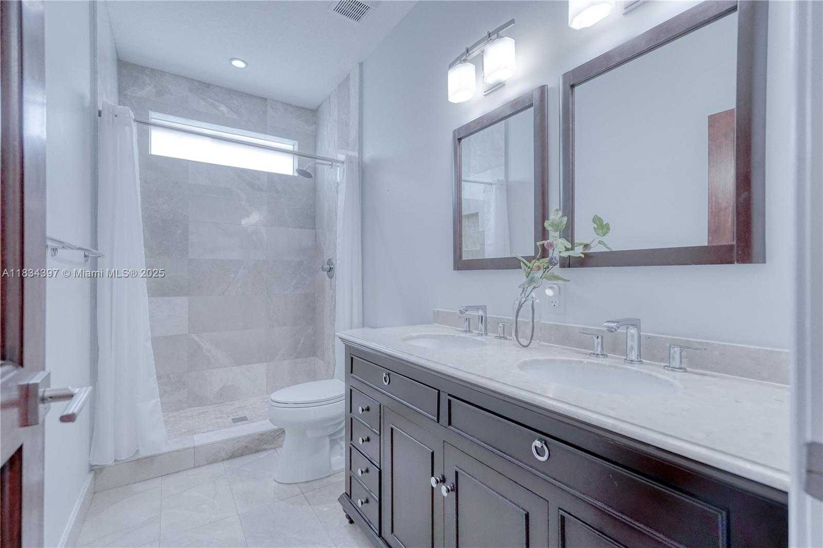 Small Image of 13300 BISCAYNE BAY TER, North Miami Number 41
