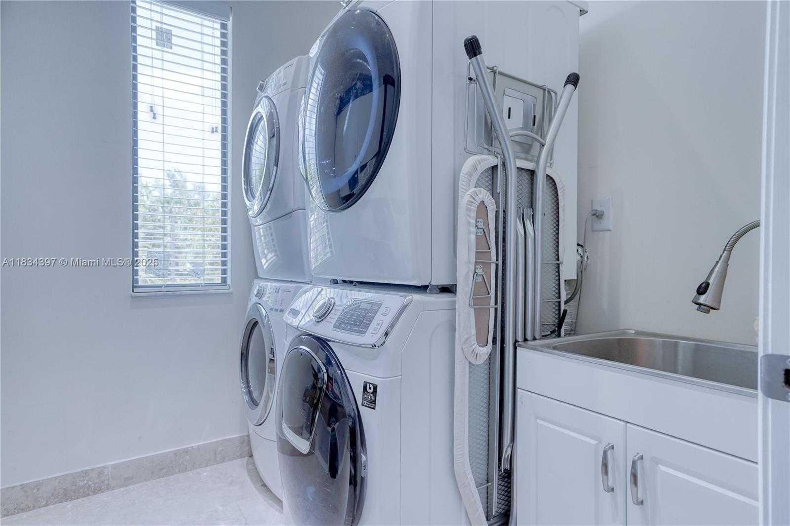 Small Image of 13300 BISCAYNE BAY TER, North Miami Number 47