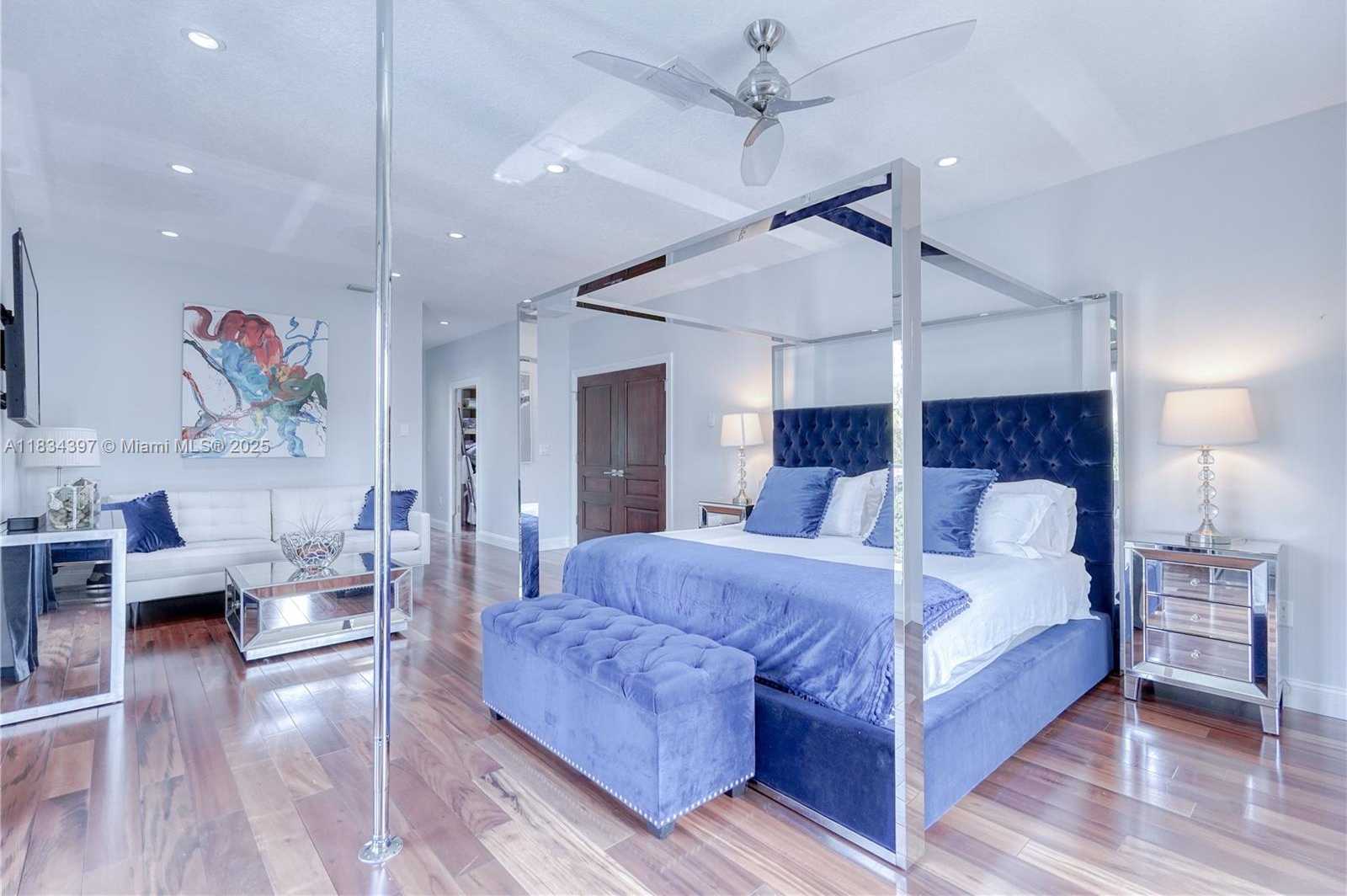 Small Image of 13300 BISCAYNE BAY TER, North Miami Number 52