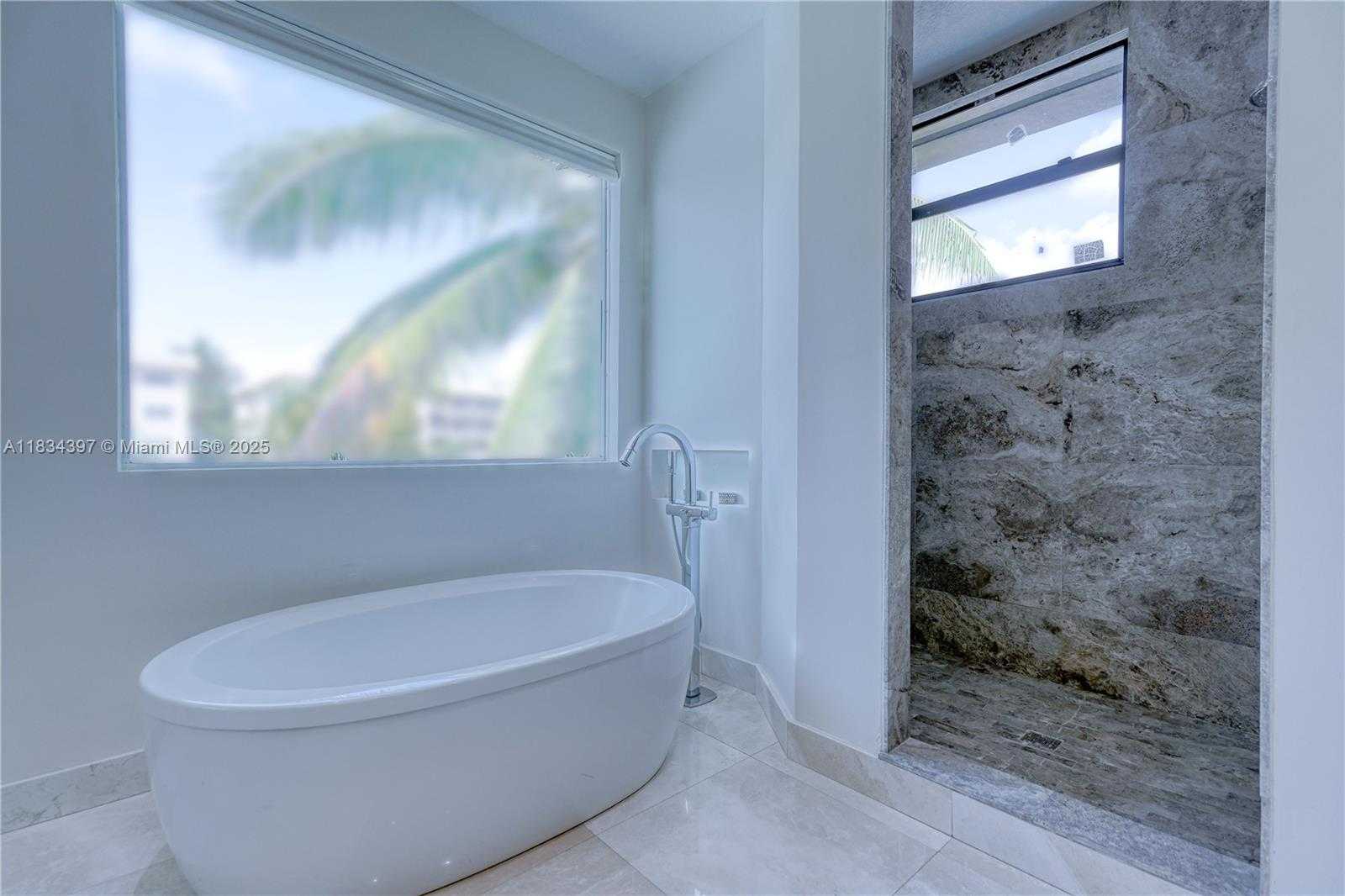 Small Image of 13300 BISCAYNE BAY TER, North Miami Number 63