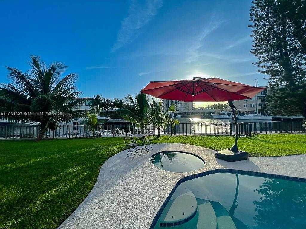 Small Image of 13300 BISCAYNE BAY TER, North Miami Number 84