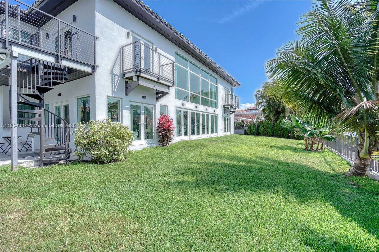 Small Image of 13300 BISCAYNE BAY TER, North Miami Number 86