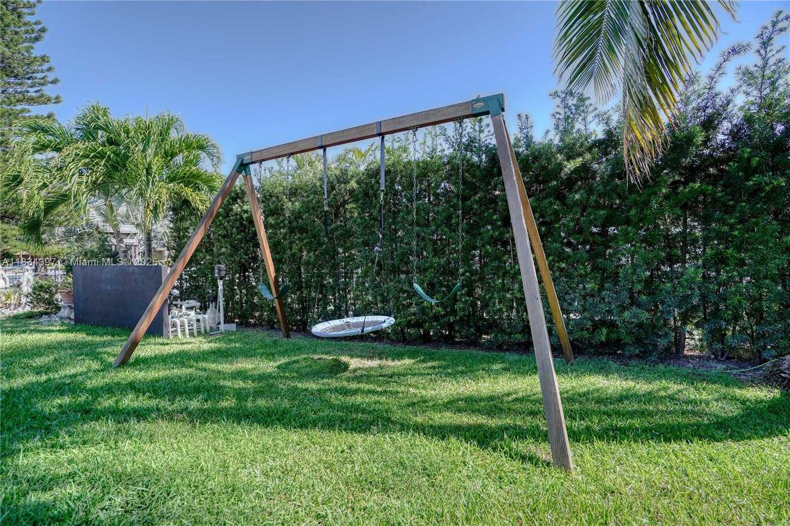Small Image of 13300 BISCAYNE BAY TER, North Miami Number 90