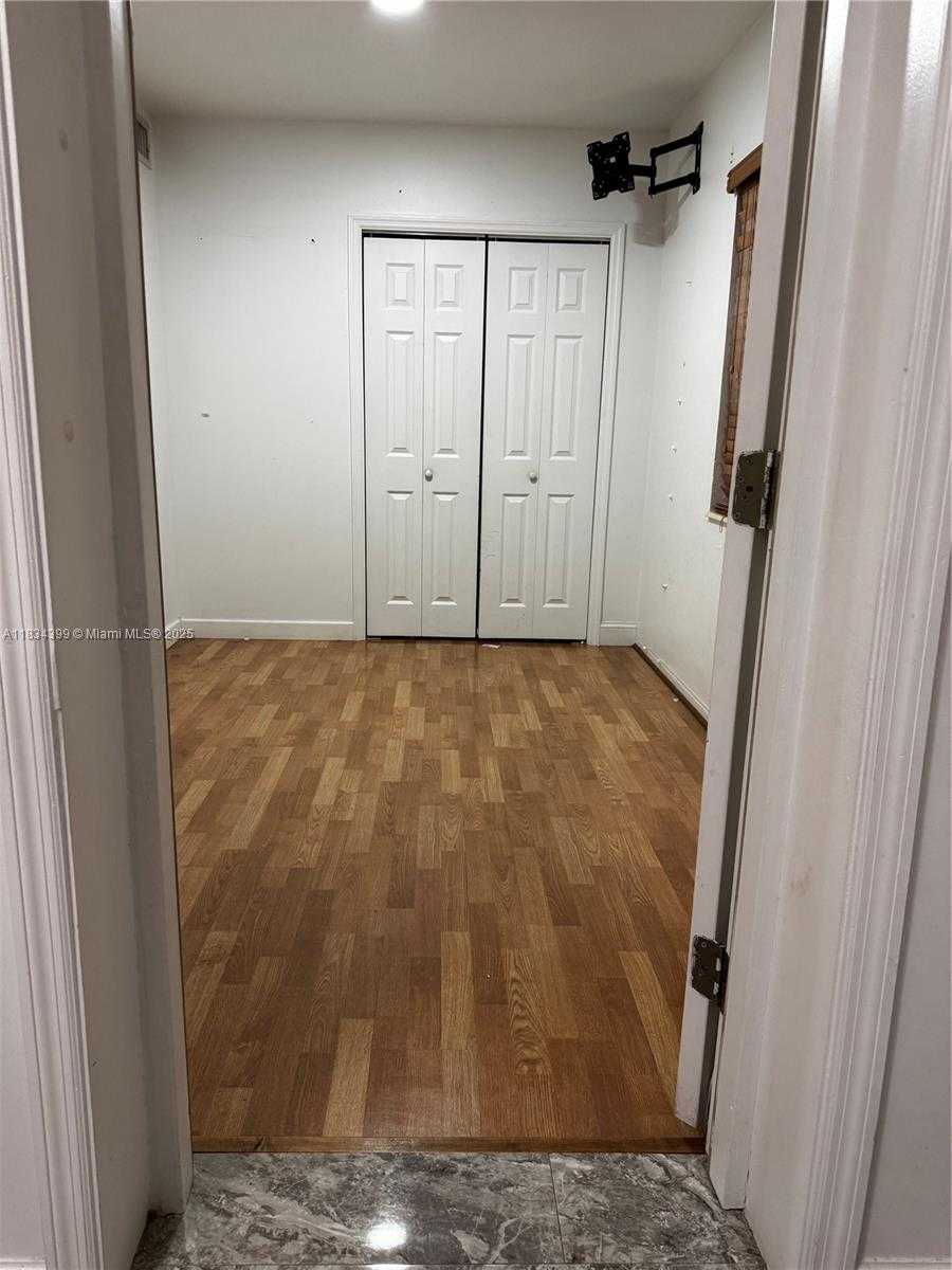 Small Image of Miami Number 4