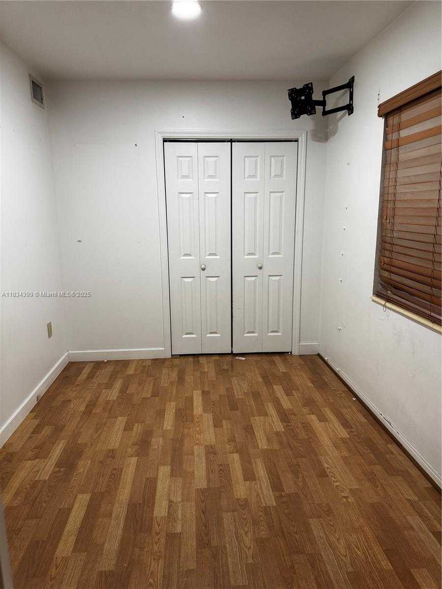Small Image of Miami Number 5