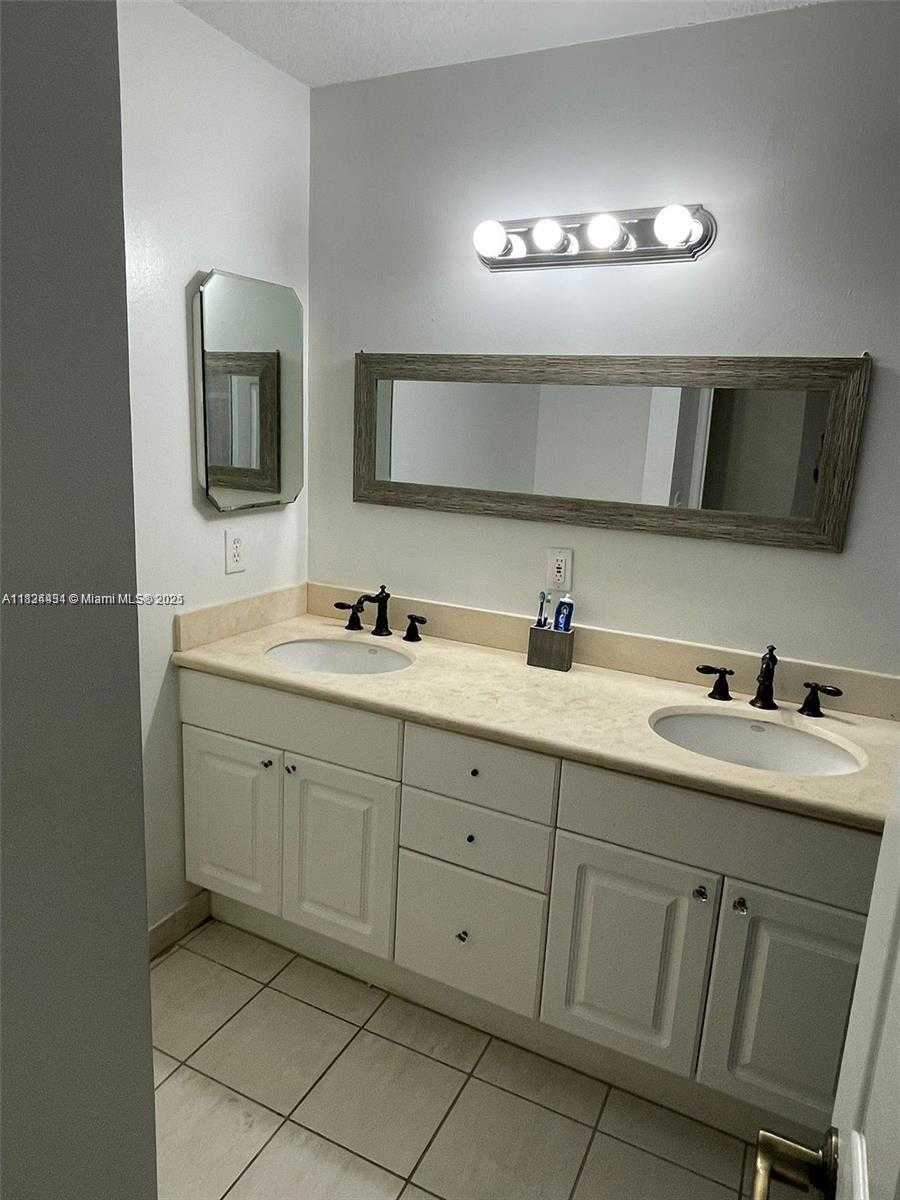 Small Image of 2771 TREASURE COVE CIR #2771, Dania Beach Number 14