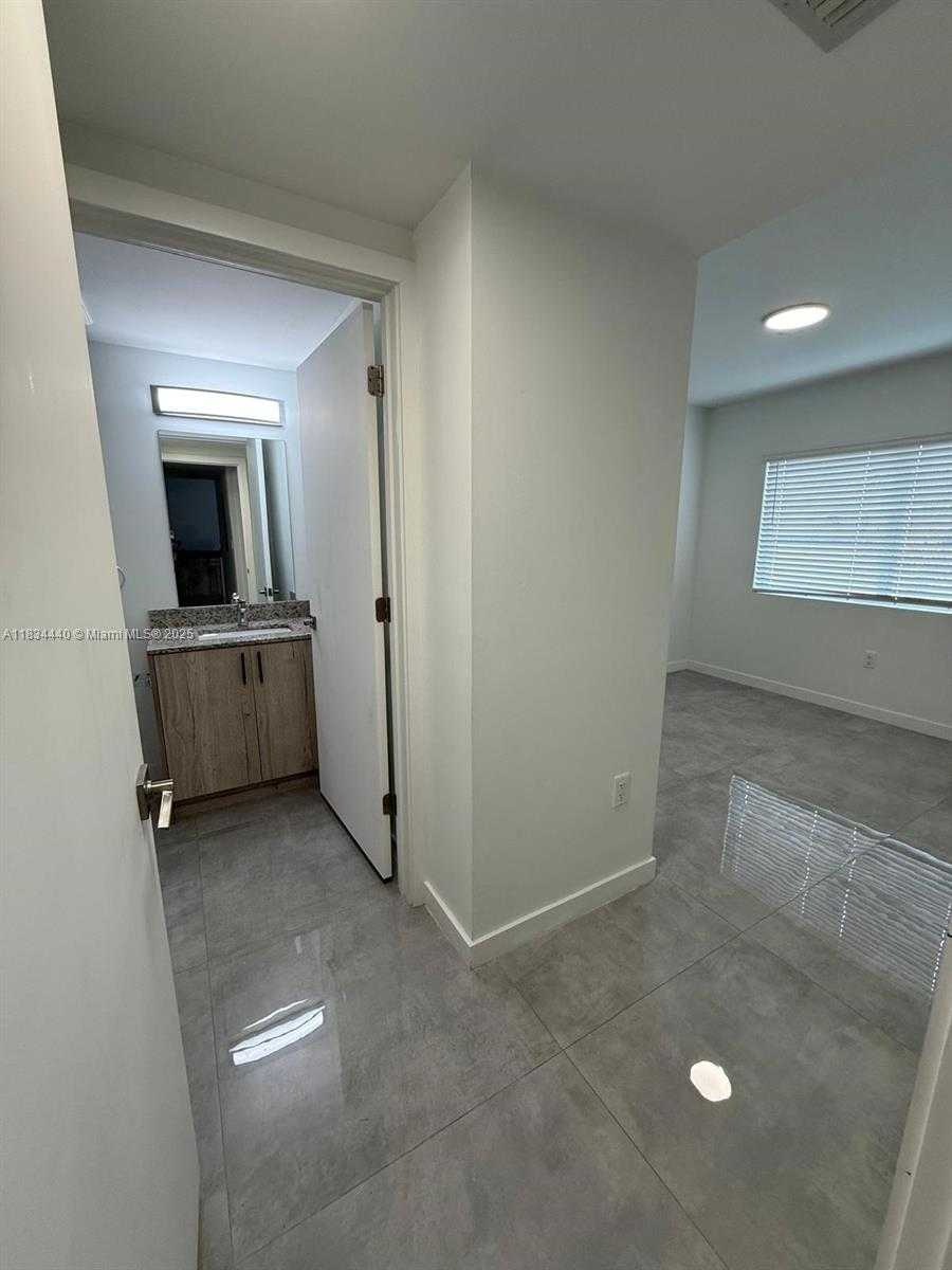 Small Image of Miami Number 8
