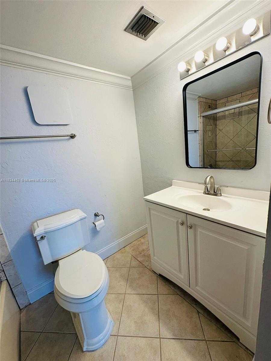 Small Image of 250 JACARANDA DR #806, Plantation Number 17