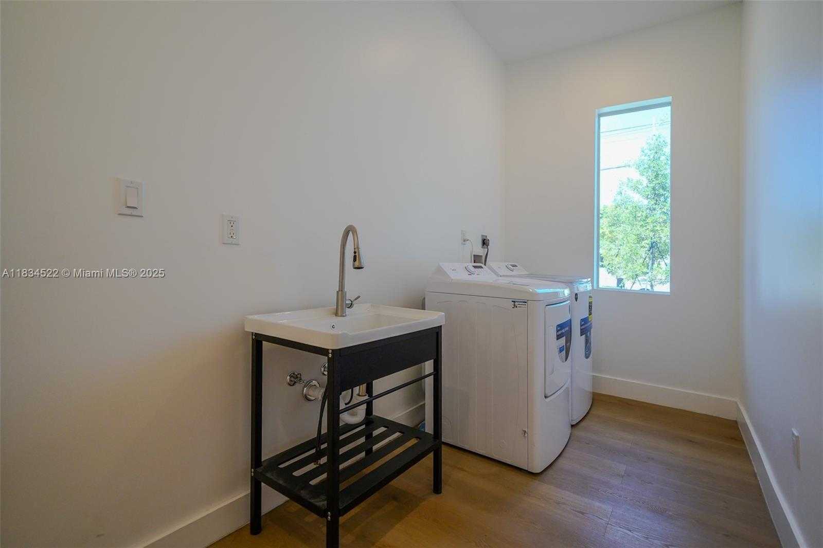 Small Image of 112 NORTH WEST 24TH CT, Miami Number 25
