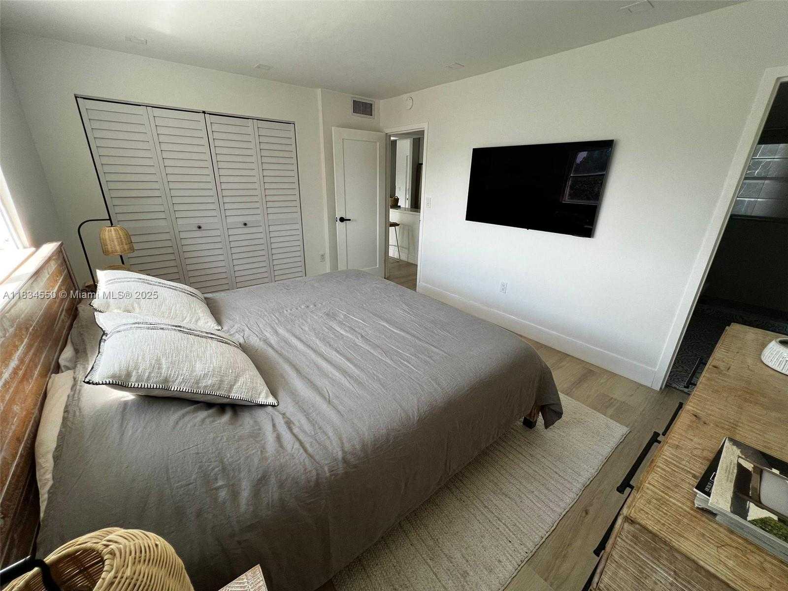 Small Image of 221 MERIDIAN AVE #401, Miami Beach Number 13