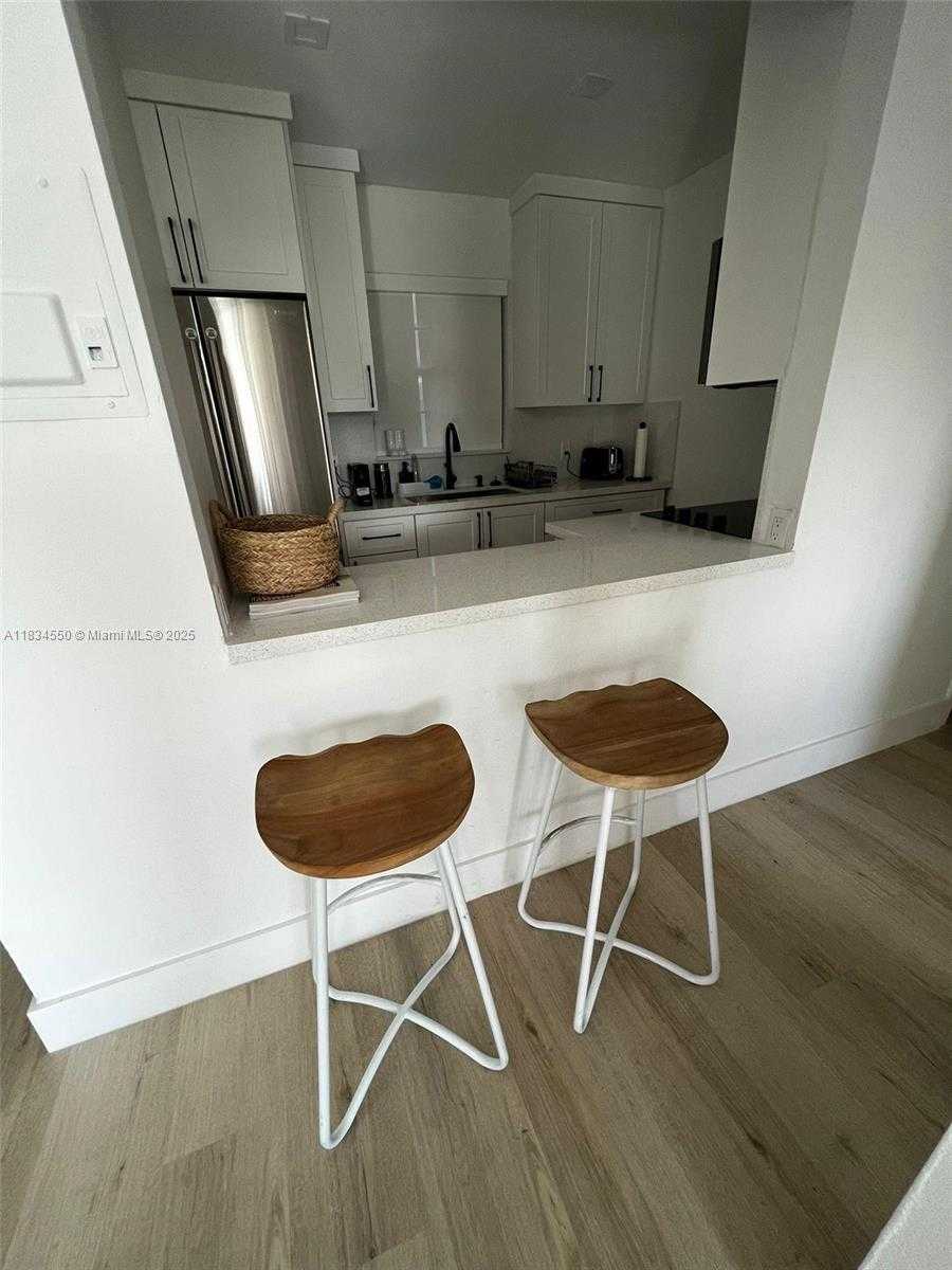 Small Image of 221 MERIDIAN AVE #401, Miami Beach Number 3
