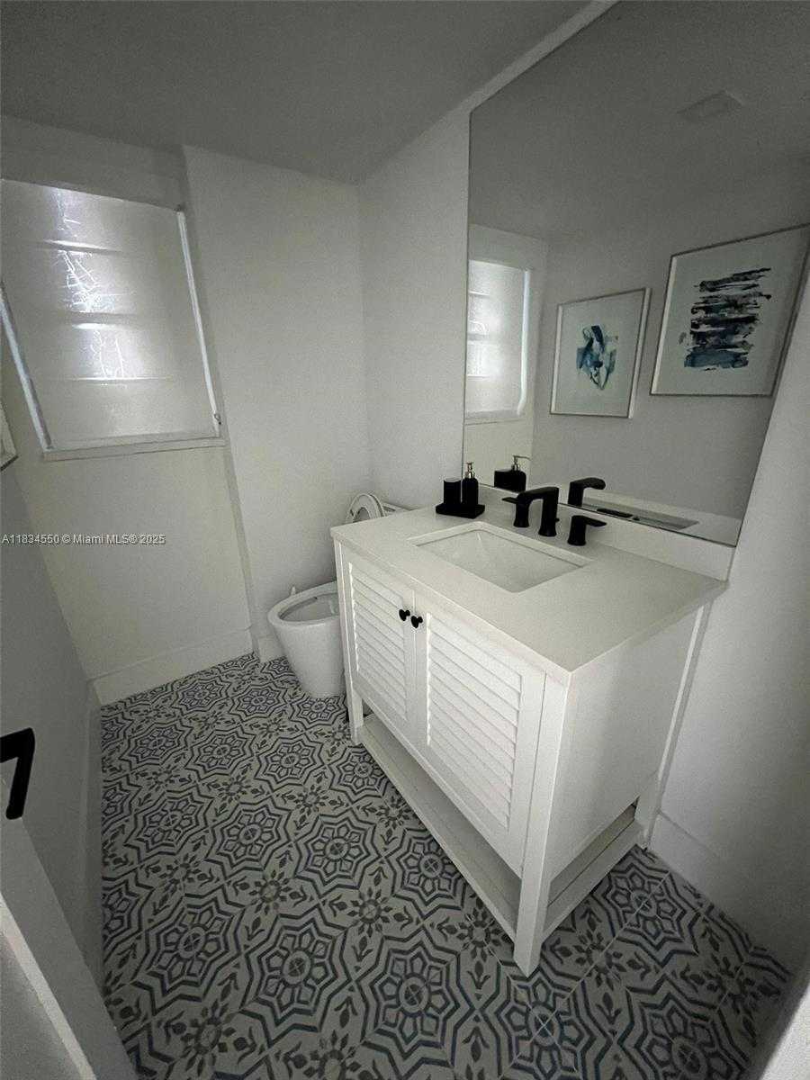 Small Image of 221 MERIDIAN AVE #401, Miami Beach Number 5