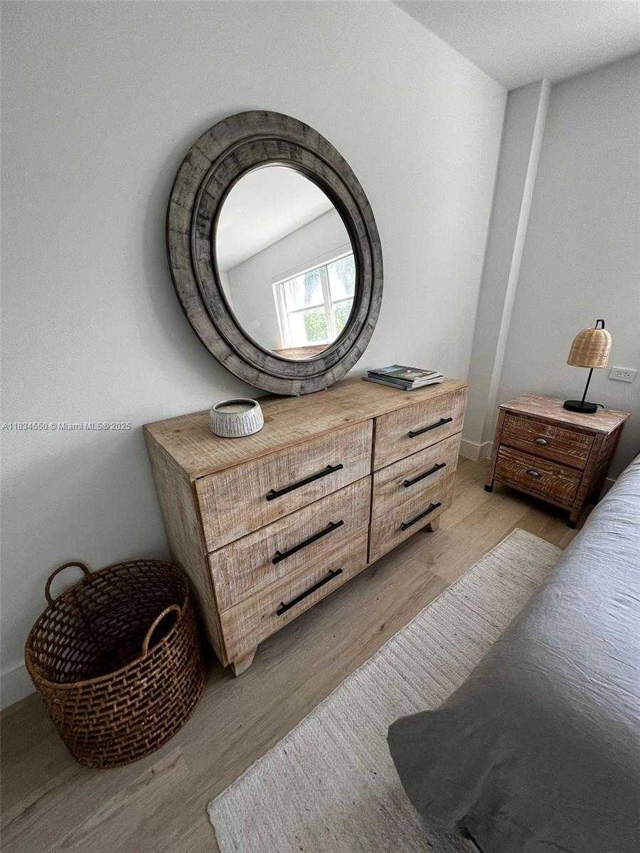 Small Image of 221 MERIDIAN AVE #401, Miami Beach Number 6