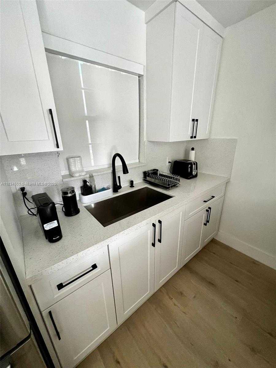 Small Image of 221 MERIDIAN AVE #401, Miami Beach Number 7