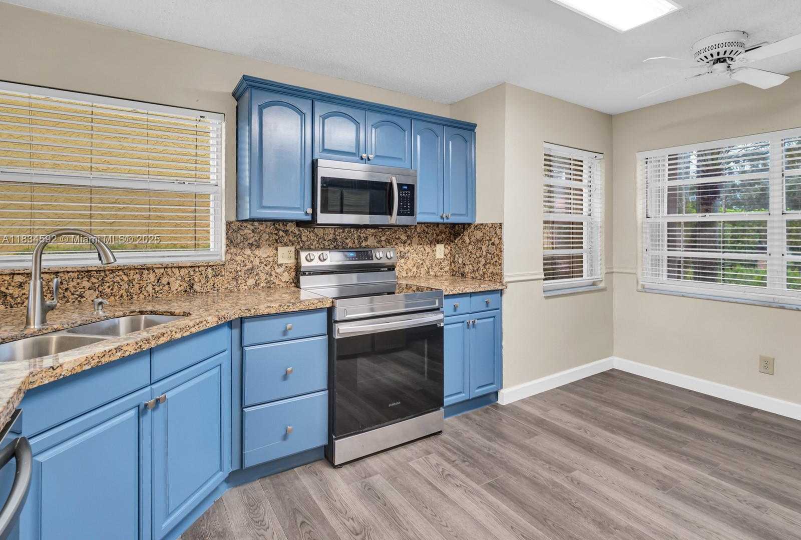 Small Image of 2957 OAK PARK CIR #1, Davie Number 13