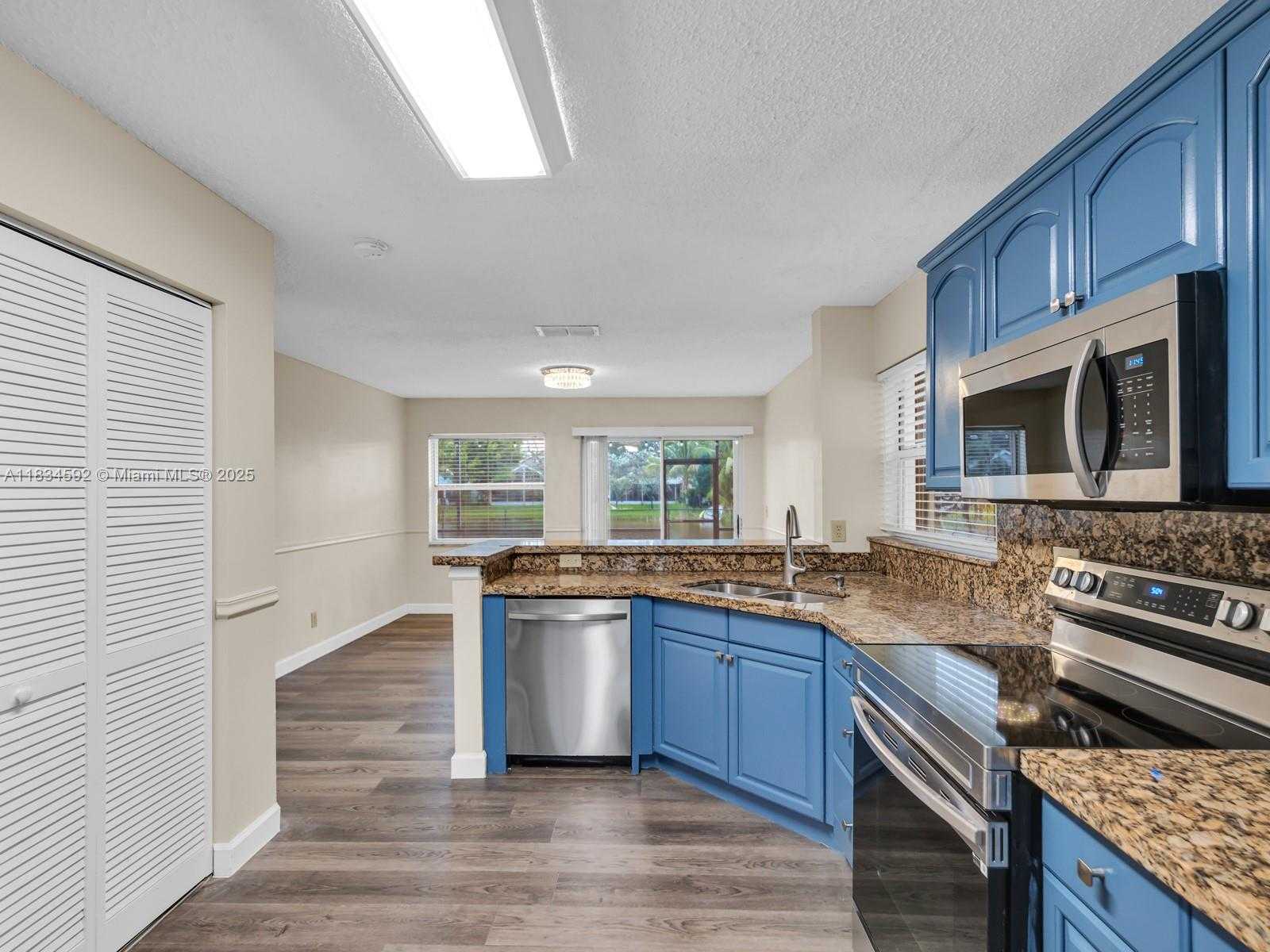 Small Image of 2957 OAK PARK CIR #1, Davie Number 14