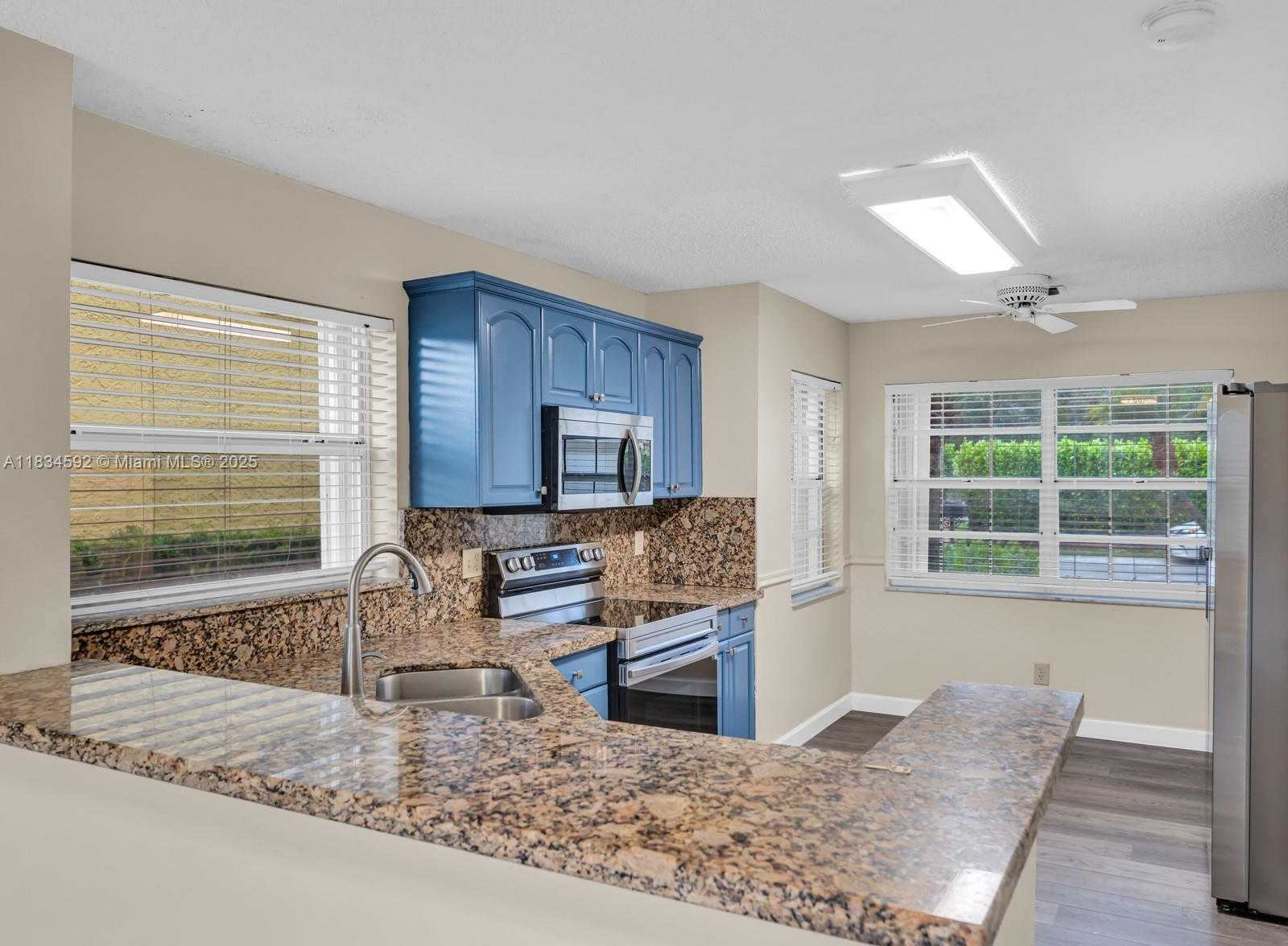 Small Image of 2957 OAK PARK CIR #1, Davie Number 15