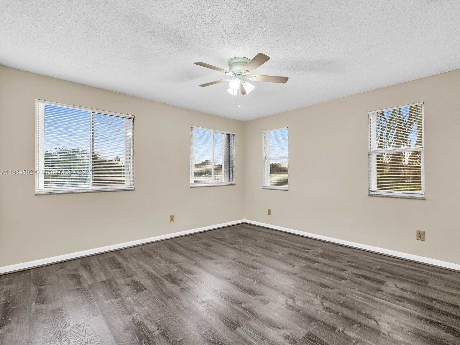 Small Image of 2957 OAK PARK CIR #1, Davie Number 21