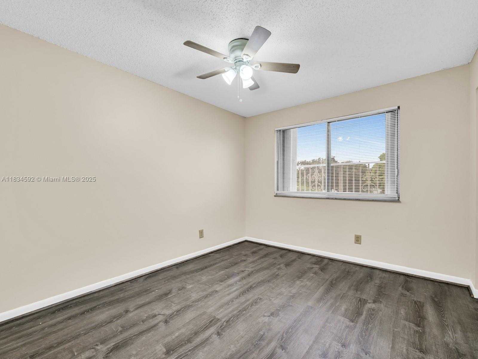 Small Image of 2957 OAK PARK CIR #1, Davie Number 27
