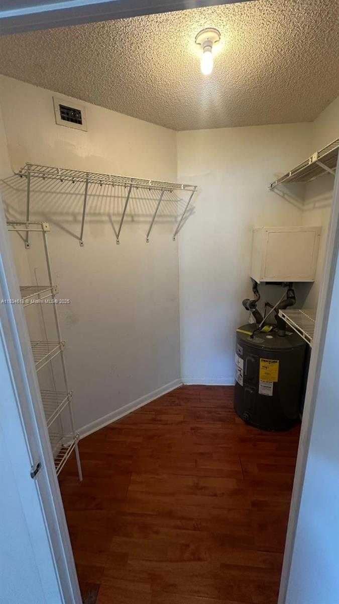 Small Image of 8290 LAKE DR #124, Doral Number 10