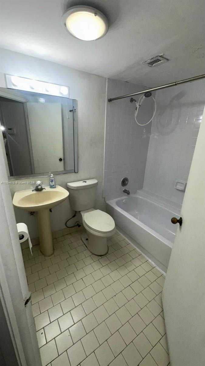 Small Image of 8290 LAKE DR #124, Doral Number 11