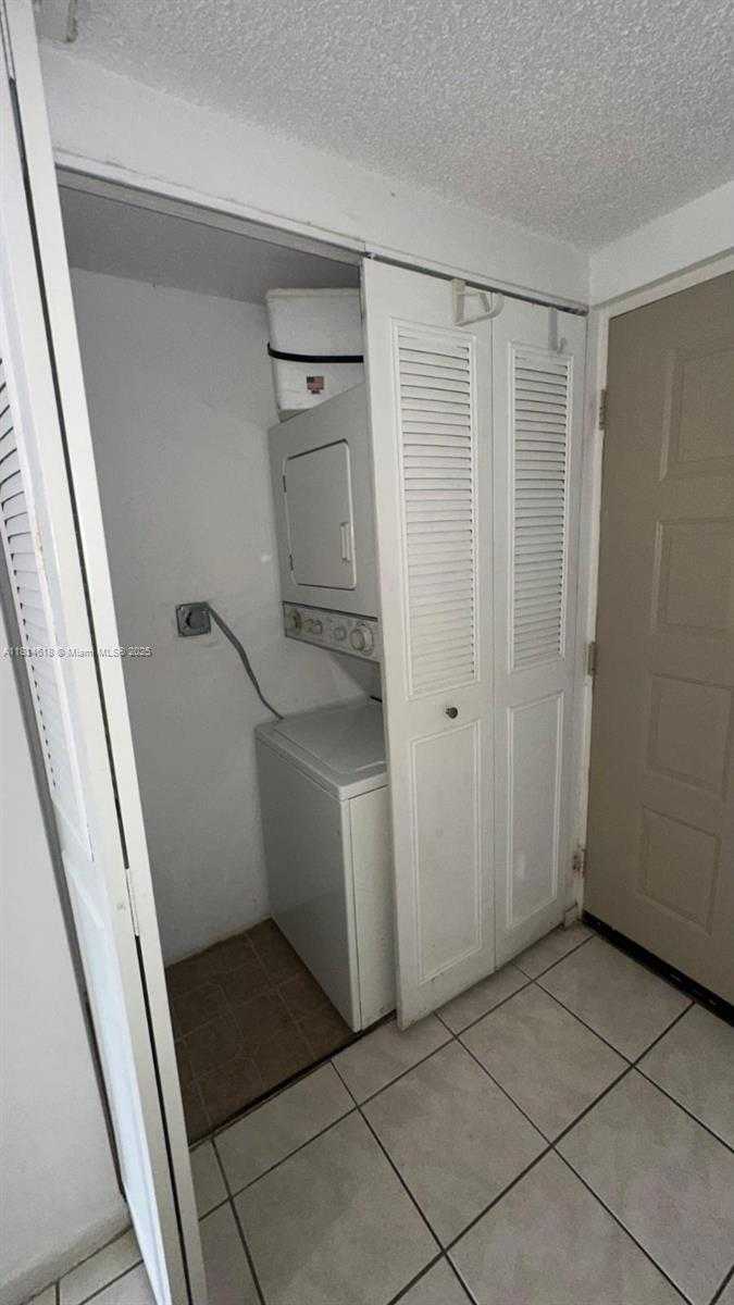 Small Image of 8290 LAKE DR #124, Doral Number 3