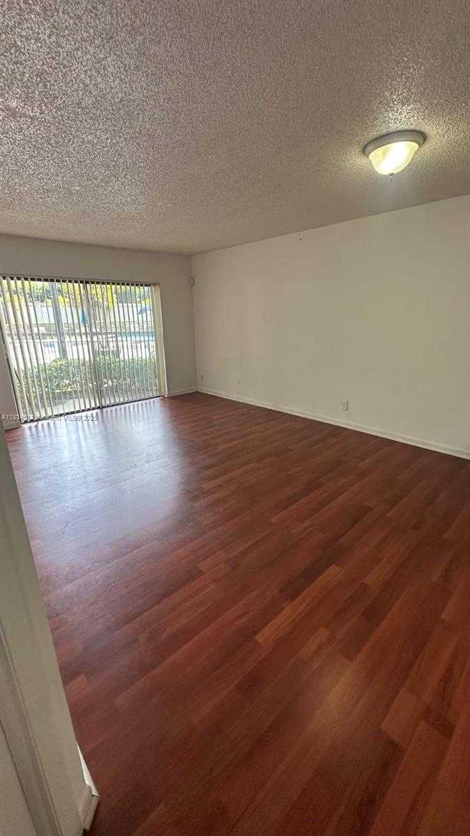 Small Image of 8290 LAKE DR #124, Doral Number 4