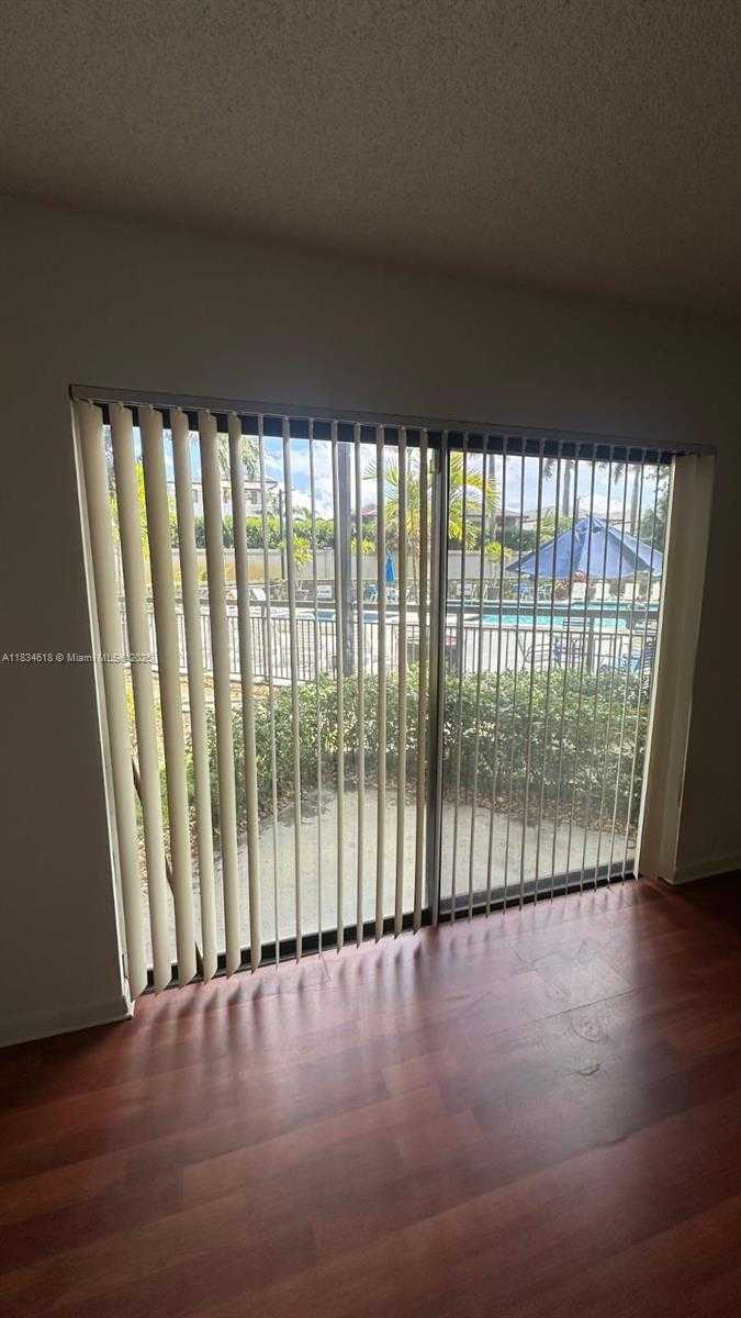 Small Image of 8290 LAKE DR #124, Doral Number 5