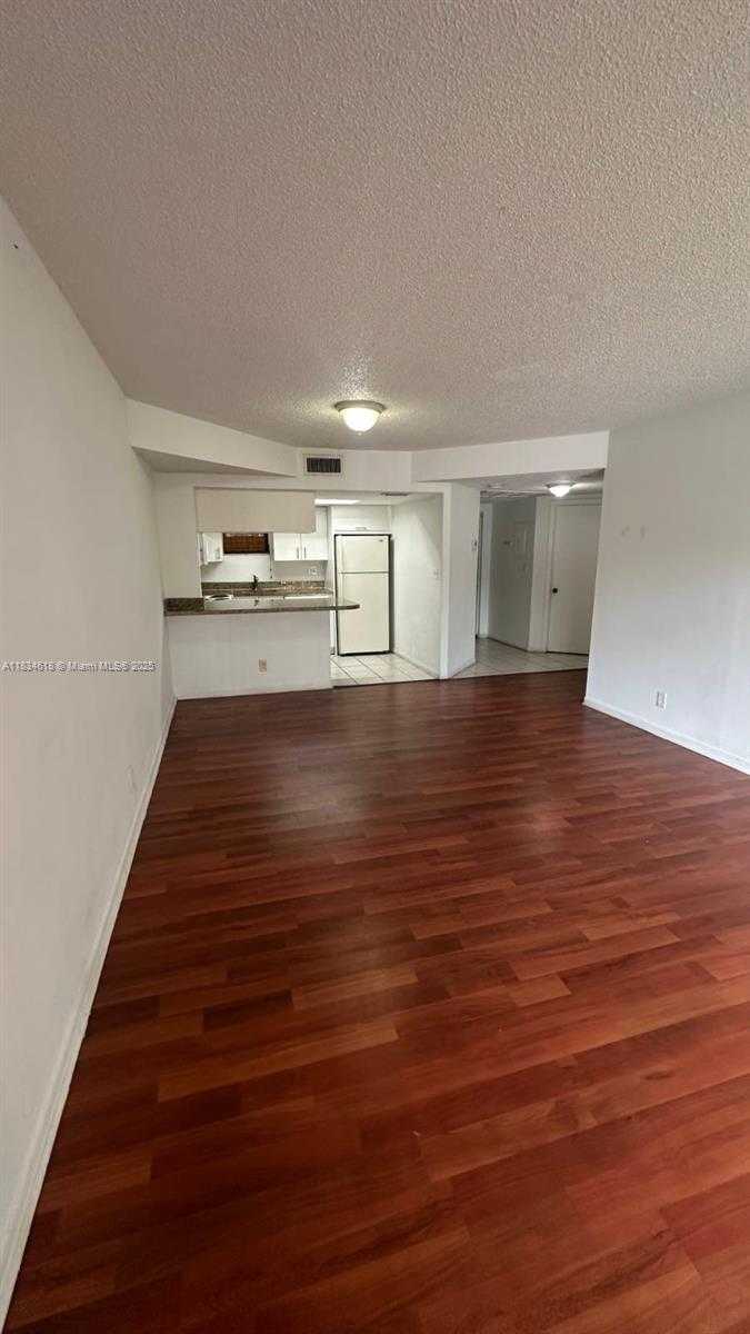 Small Image of 8290 LAKE DR #124, Doral Number 6