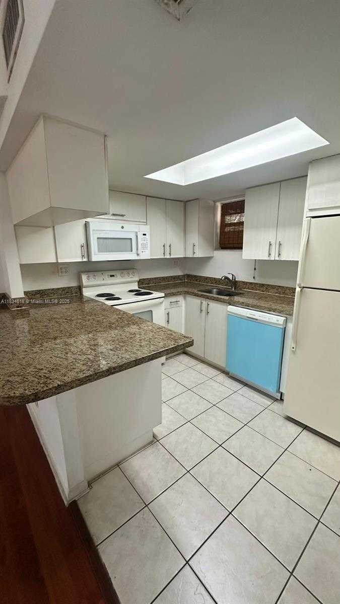 Small Image of 8290 LAKE DR #124, Doral Number 7