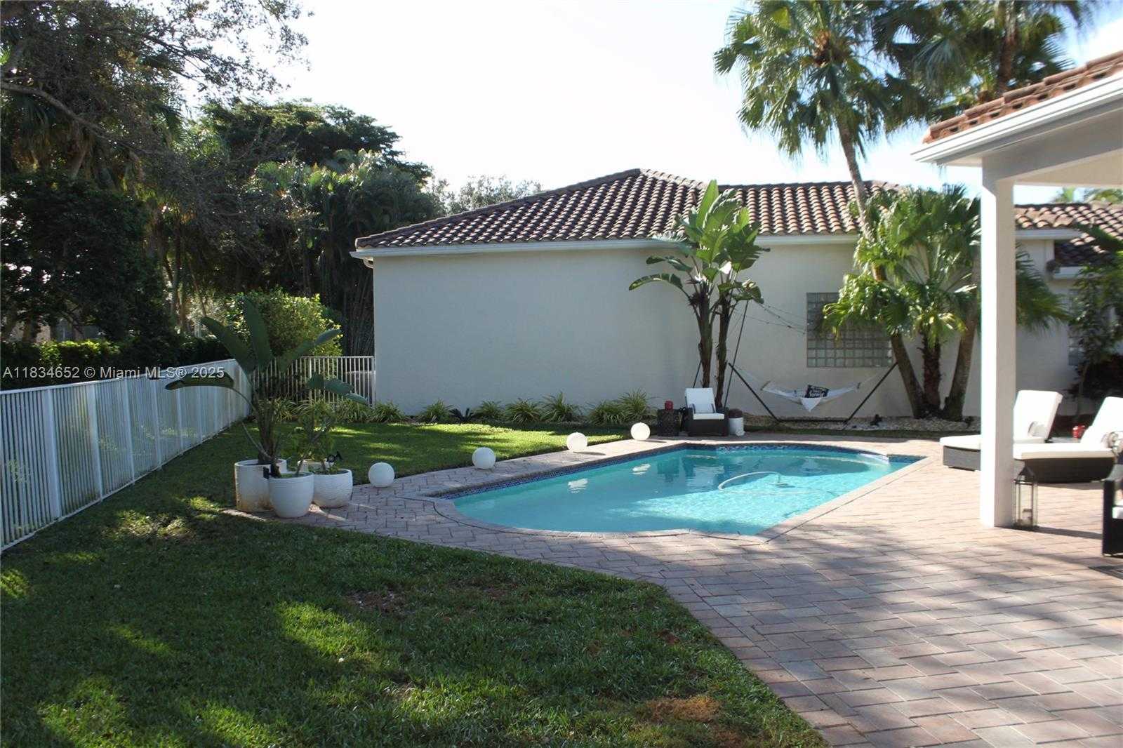 Small Image of 2524 Bay Pointe Ct, Weston, FL 33327, USA Number 10