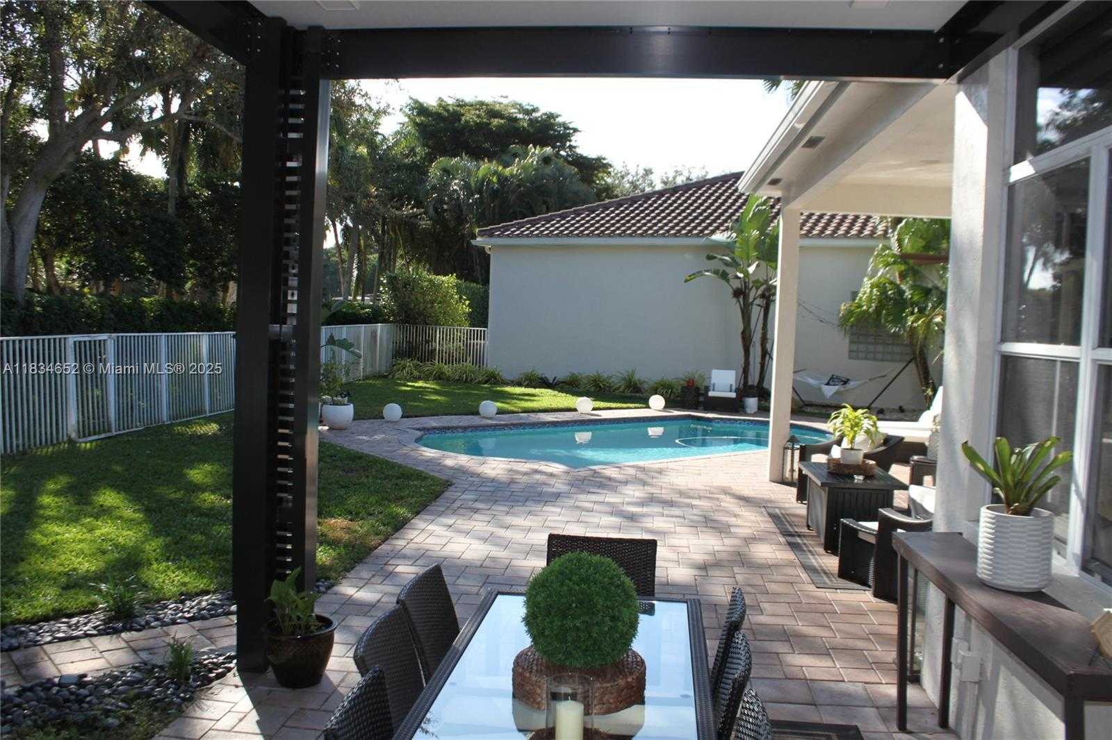 Small Image of 2524 Bay Pointe Ct, Weston, FL 33327, USA Number 2