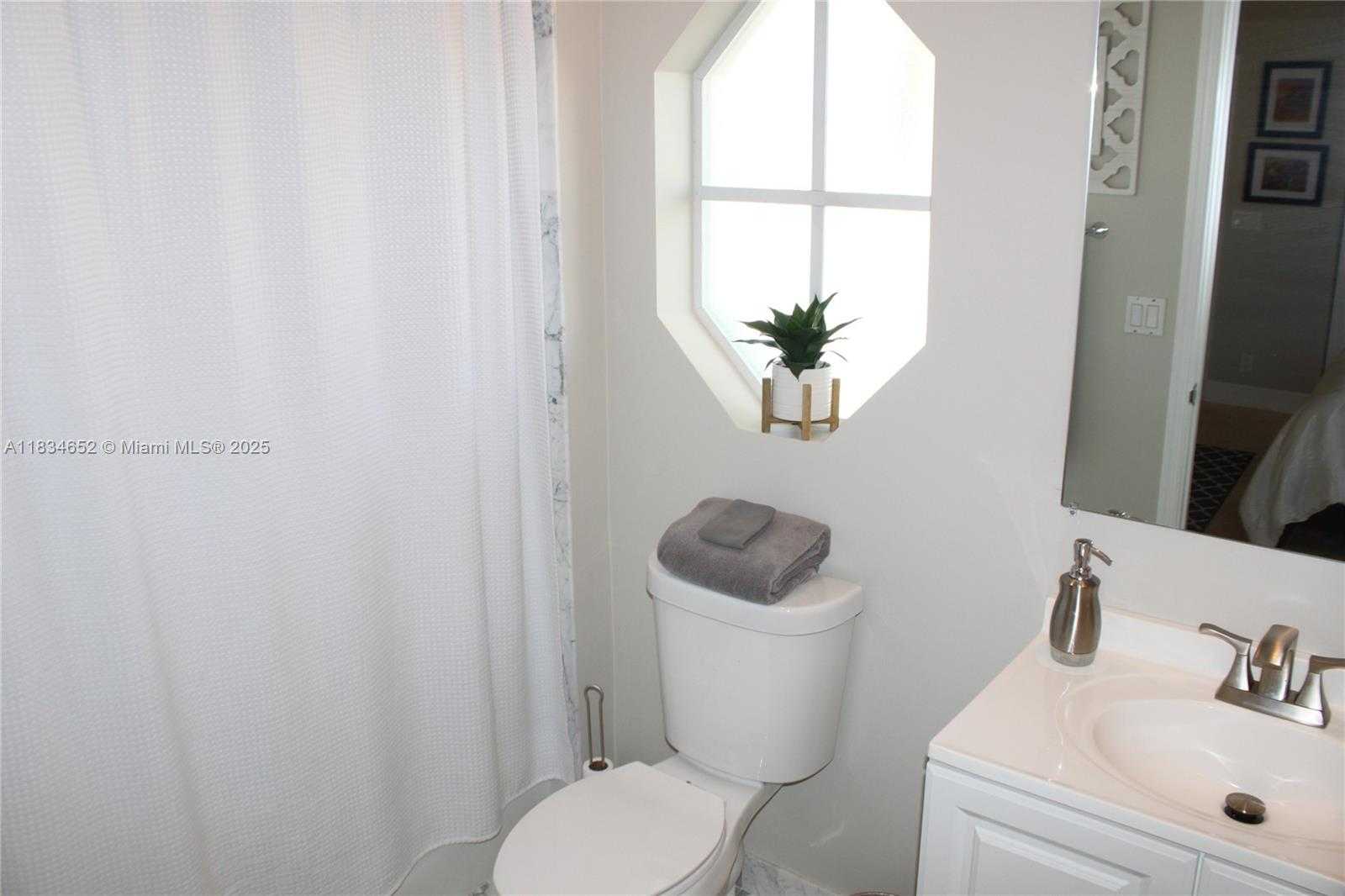 Small Image of 2524 Bay Pointe Ct, Weston, FL 33327, USA Number 40
