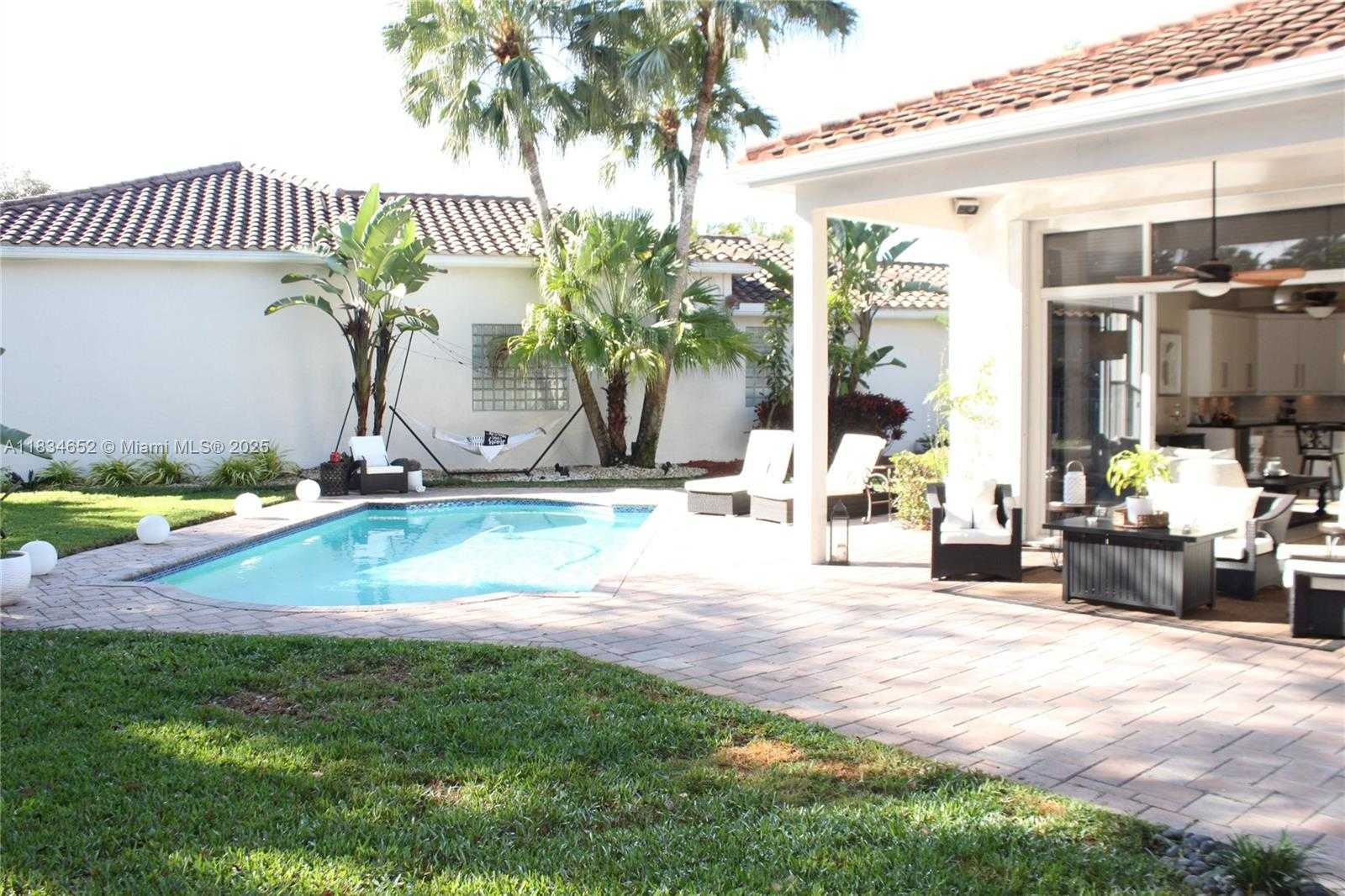 Small Image of 2524 Bay Pointe Ct, Weston, FL 33327, USA Number 8