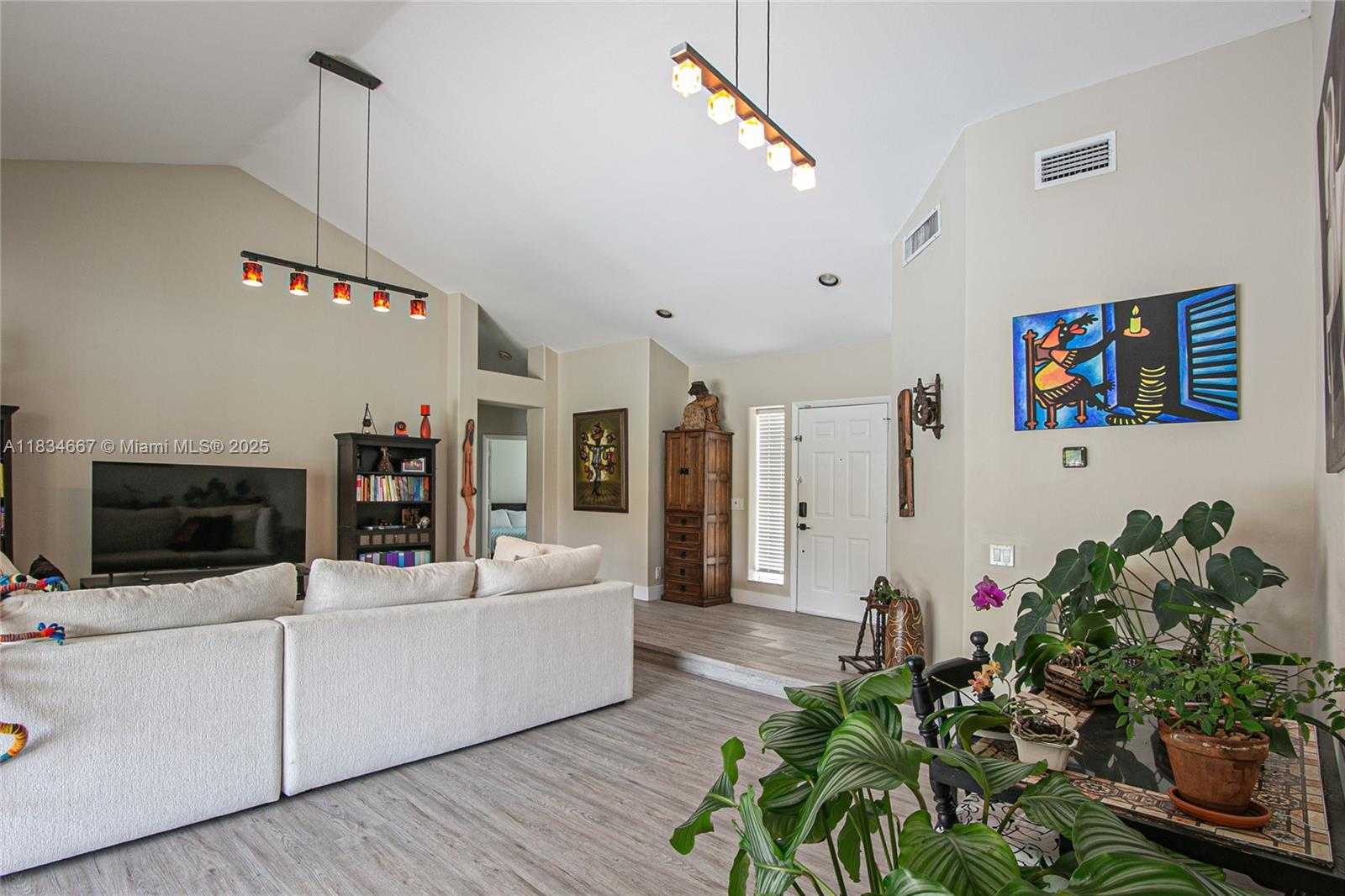 Small Image of 1049 LAGUNA SPRINGS DR, Weston Number 10
