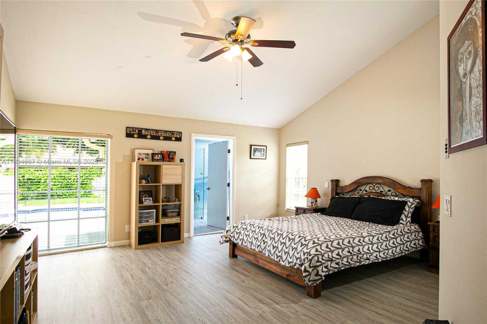 Small Image of 1049 LAGUNA SPRINGS DR, Weston Number 13