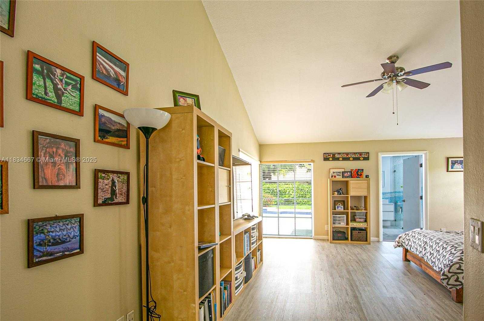 Small Image of 1049 LAGUNA SPRINGS DR, Weston Number 14