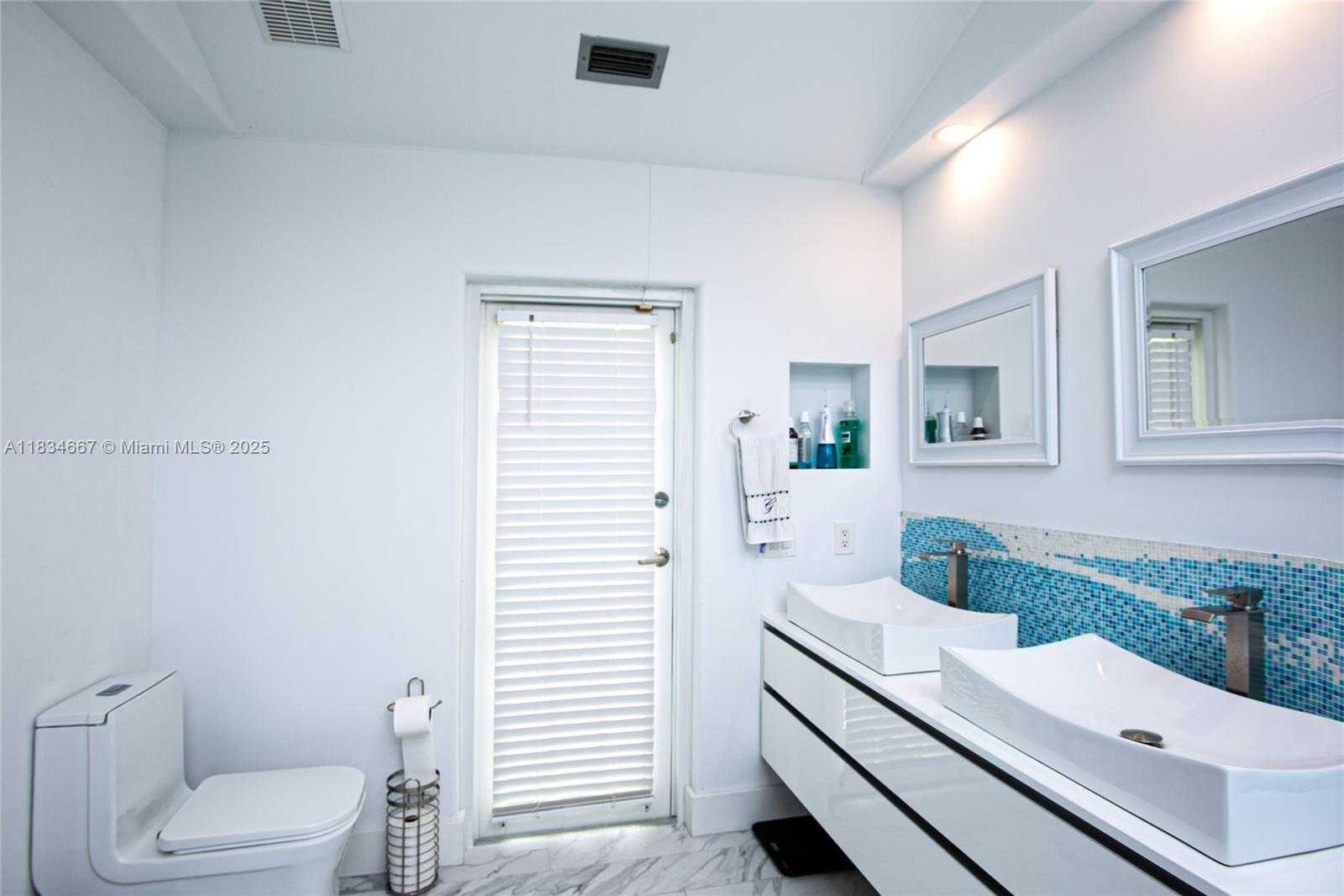 Small Image of 1049 LAGUNA SPRINGS DR, Weston Number 15
