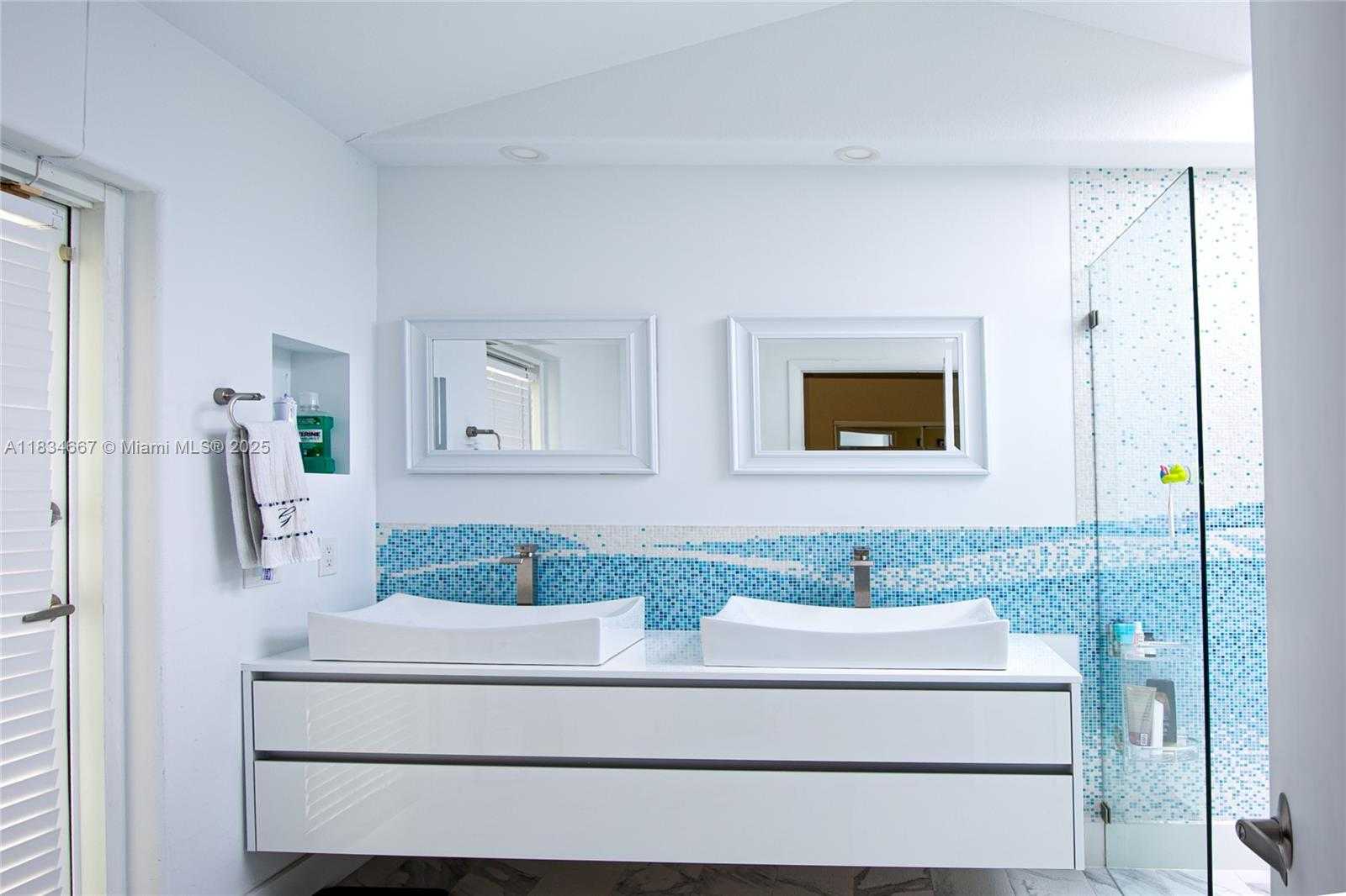 Small Image of 1049 LAGUNA SPRINGS DR, Weston Number 16