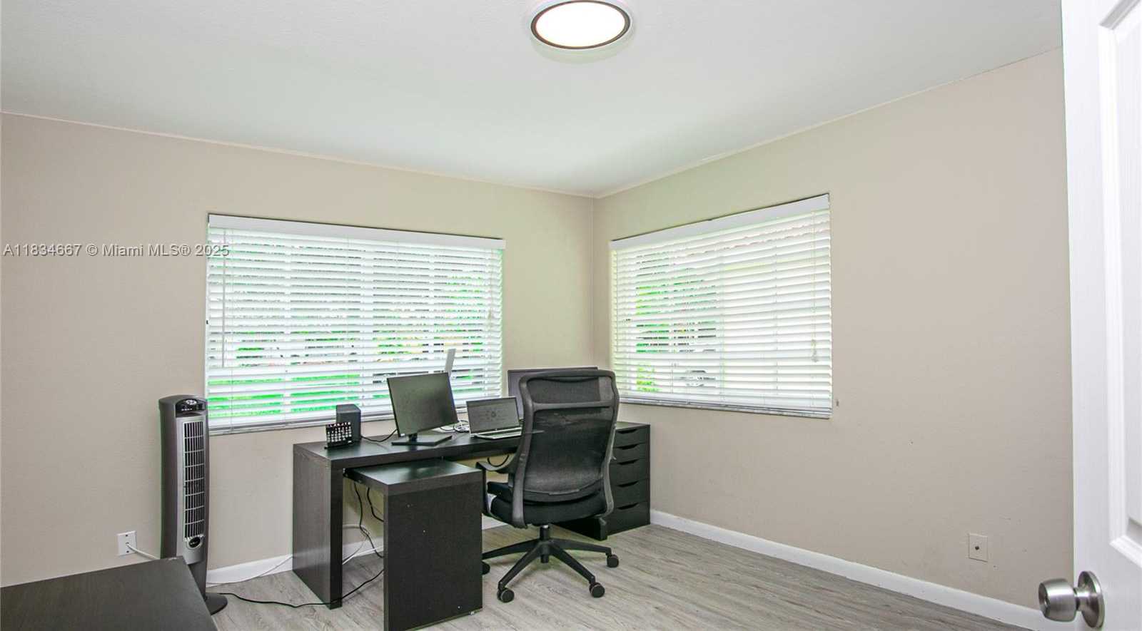 Small Image of 1049 LAGUNA SPRINGS DR, Weston Number 19