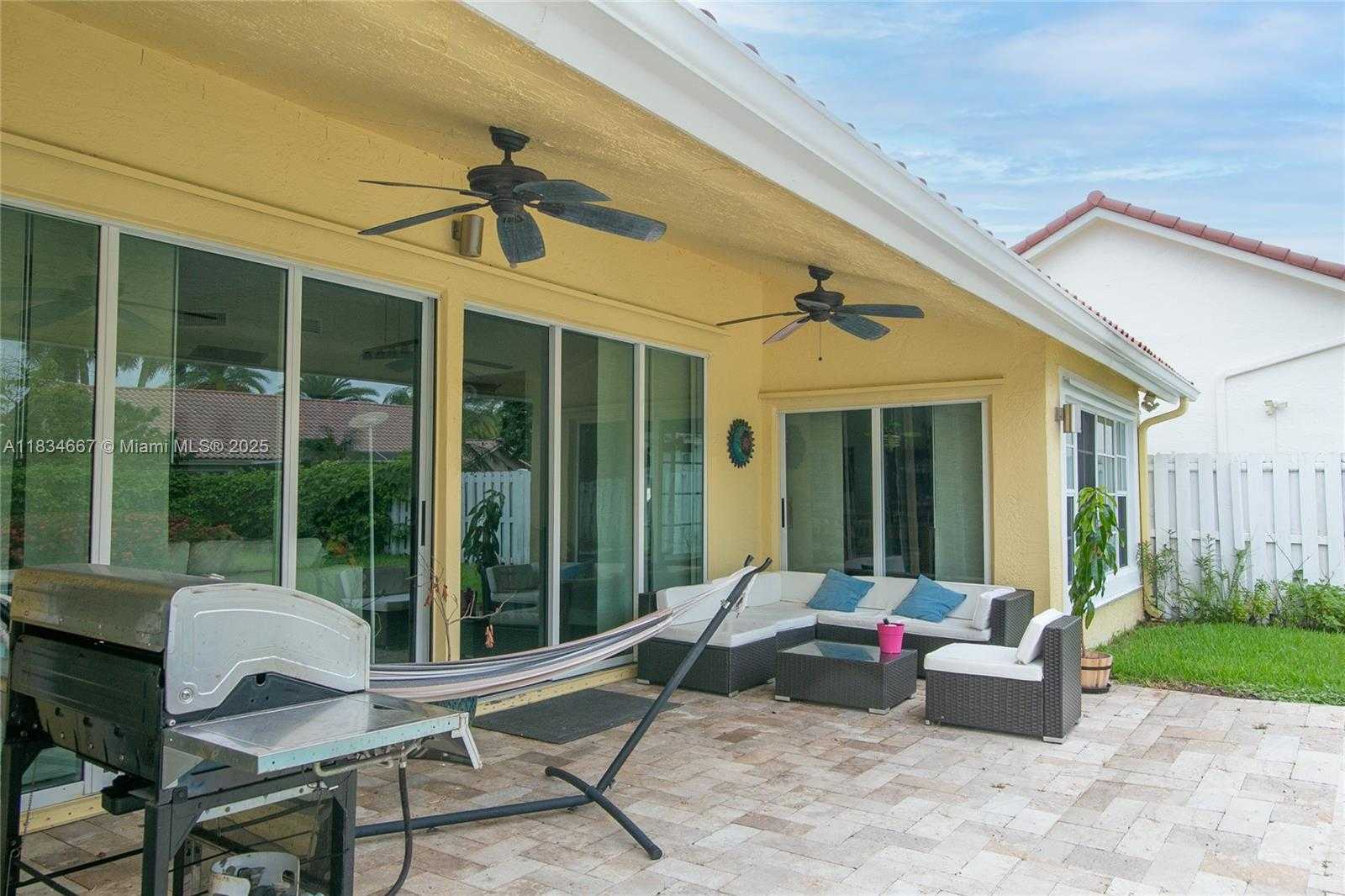 Small Image of 1049 LAGUNA SPRINGS DR, Weston Number 21