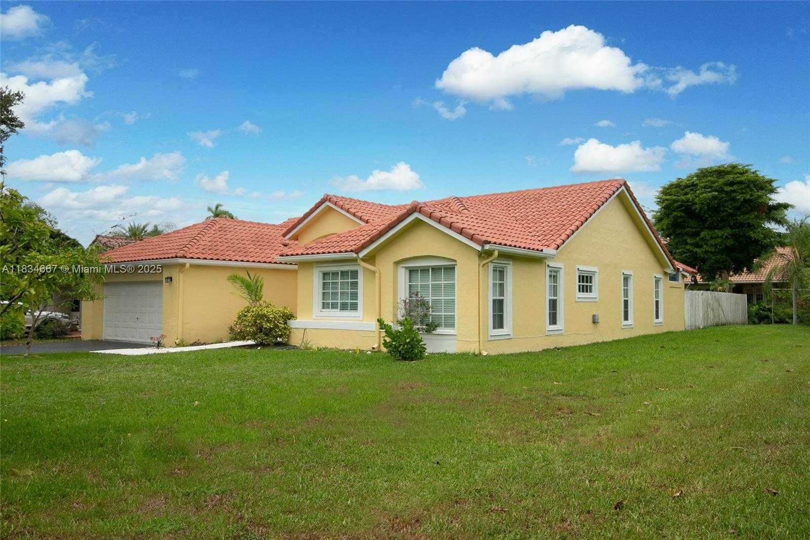 Small Image of 1049 LAGUNA SPRINGS DR, Weston Number 23