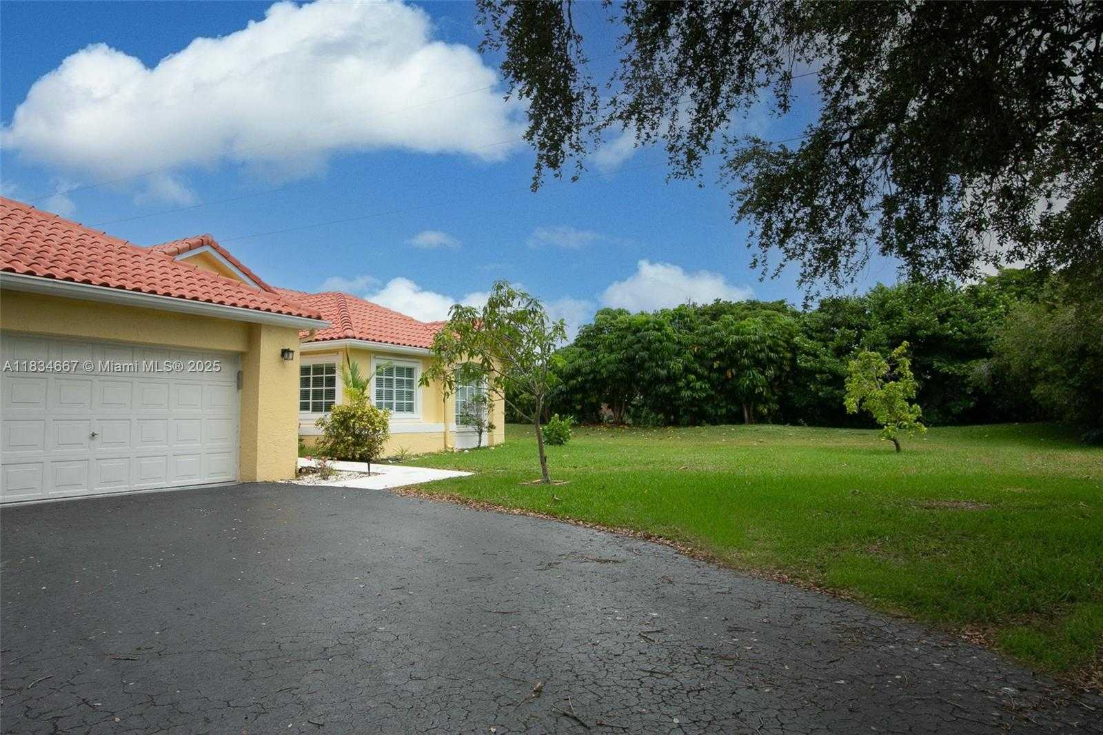 Small Image of 1049 LAGUNA SPRINGS DR, Weston Number 24