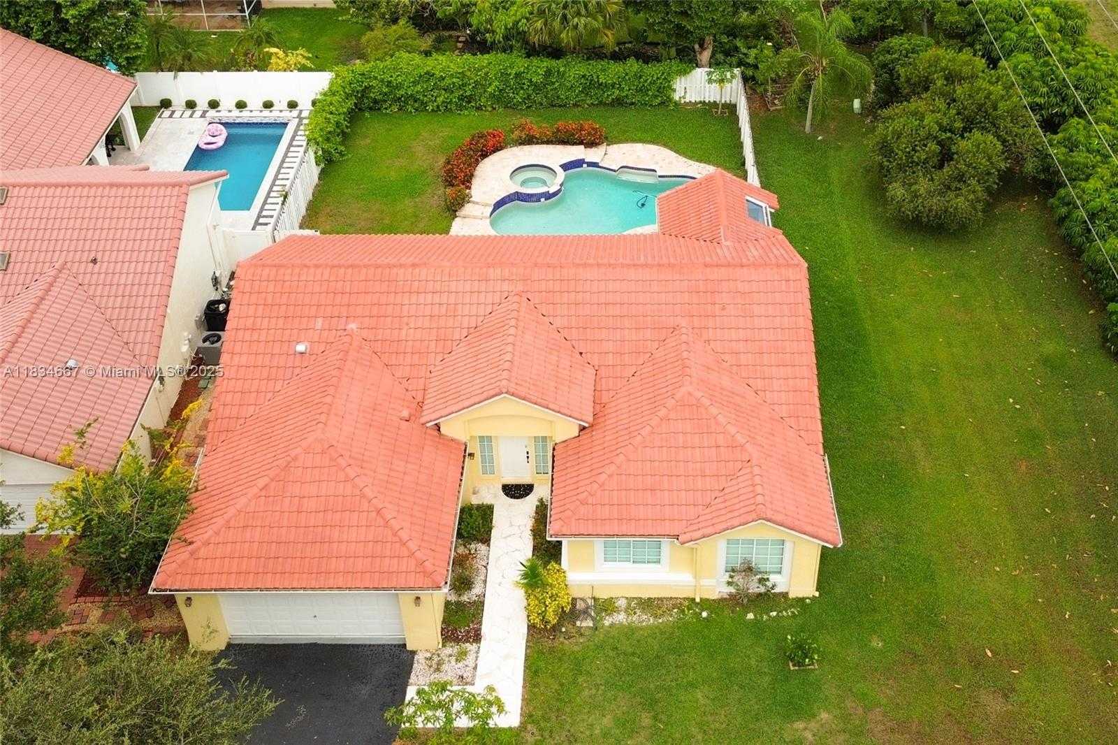 Small Image of 1049 LAGUNA SPRINGS DR, Weston Number 25